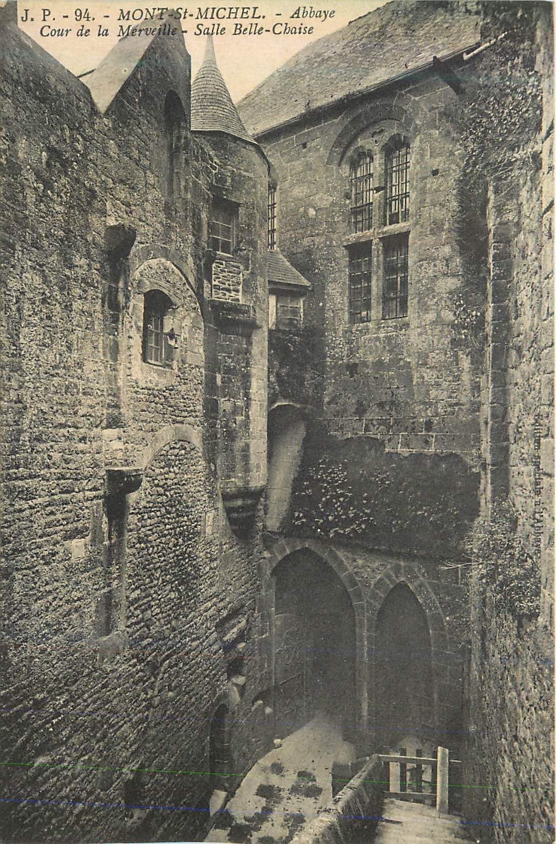 CPA J p 94 mont st michel abbaye cour de la merveille salle belle chaise