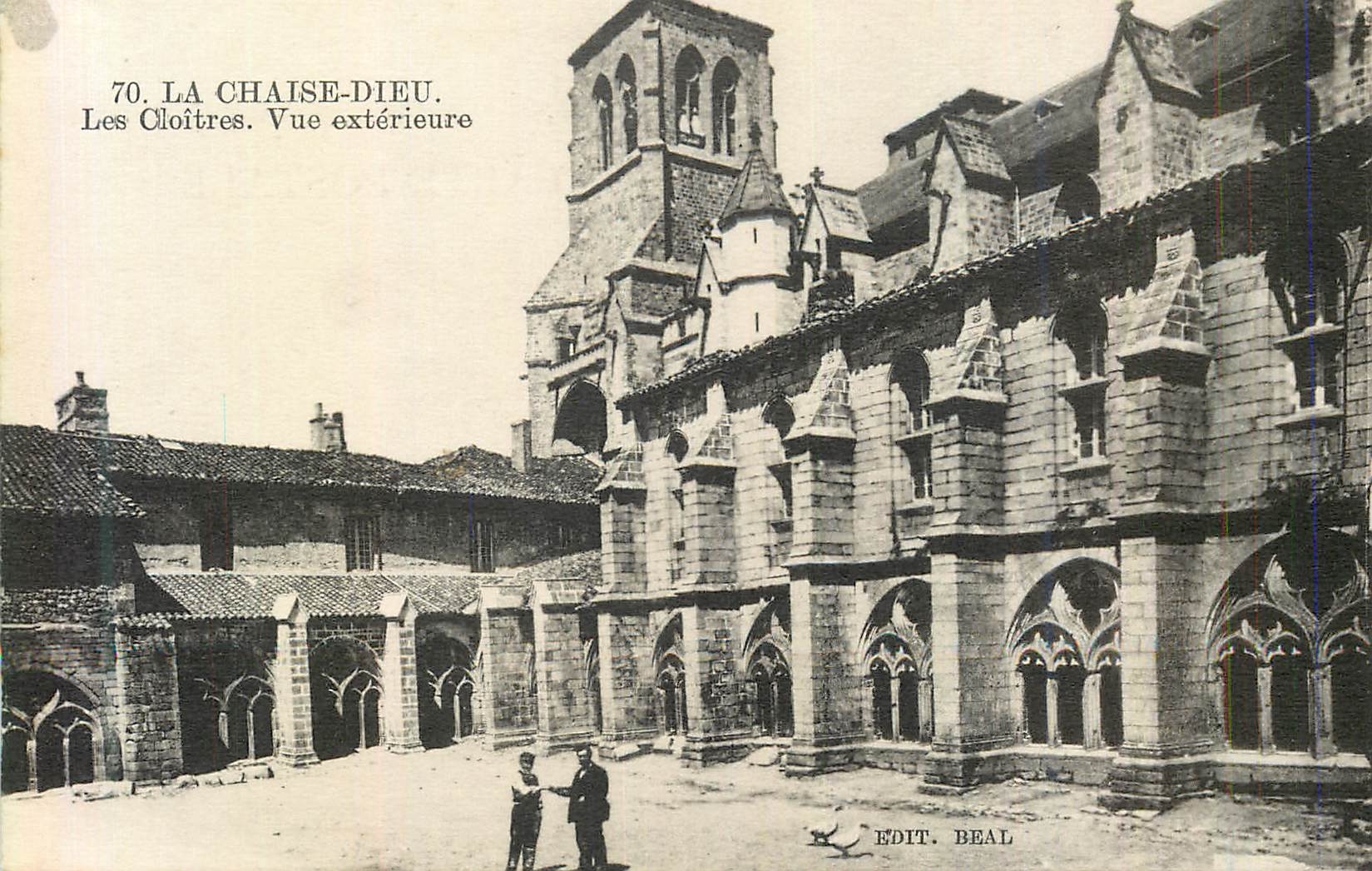 CPA 70 la chaise dieu les cloitres vue exterieure
