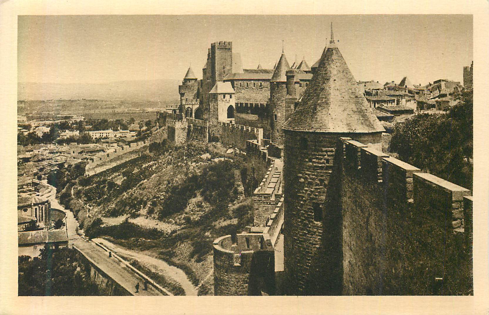 CPA La cite de carcarssonne les remparts et la ville