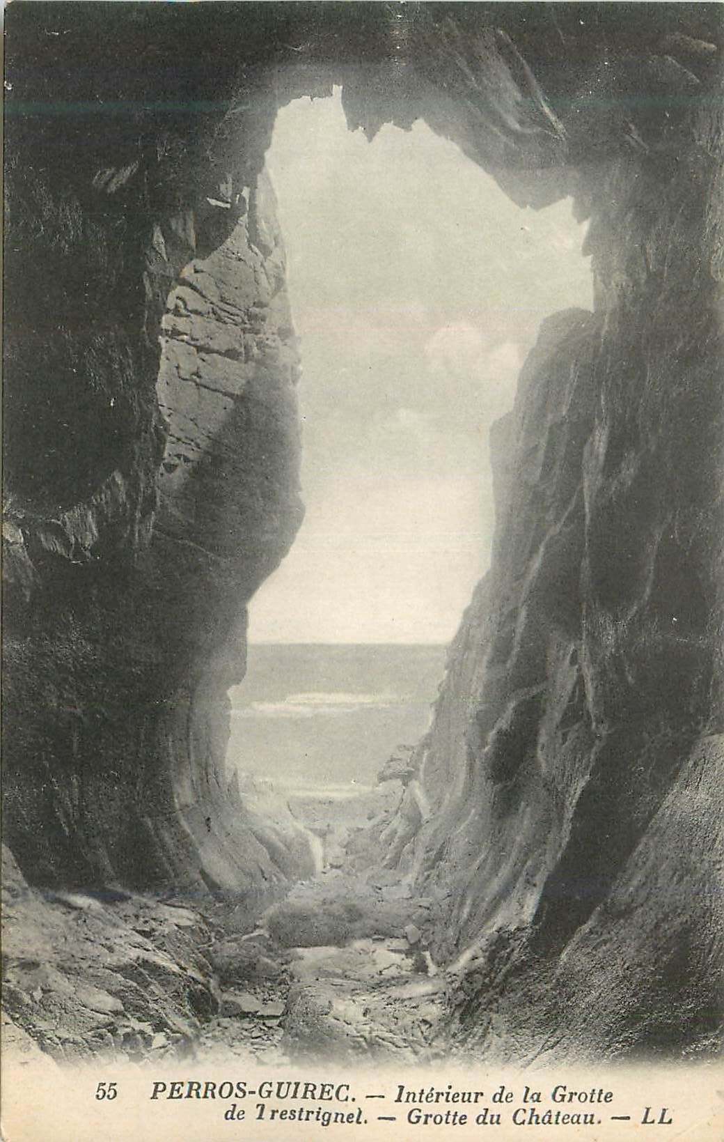 Perros-Guirec — Intérieur de la Grotte du Château — LL