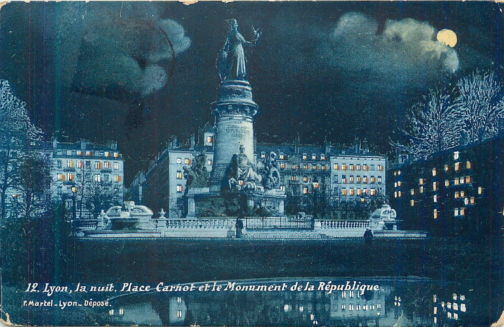 CPA 12 lyon la nuit place carnet et le manument de la republique