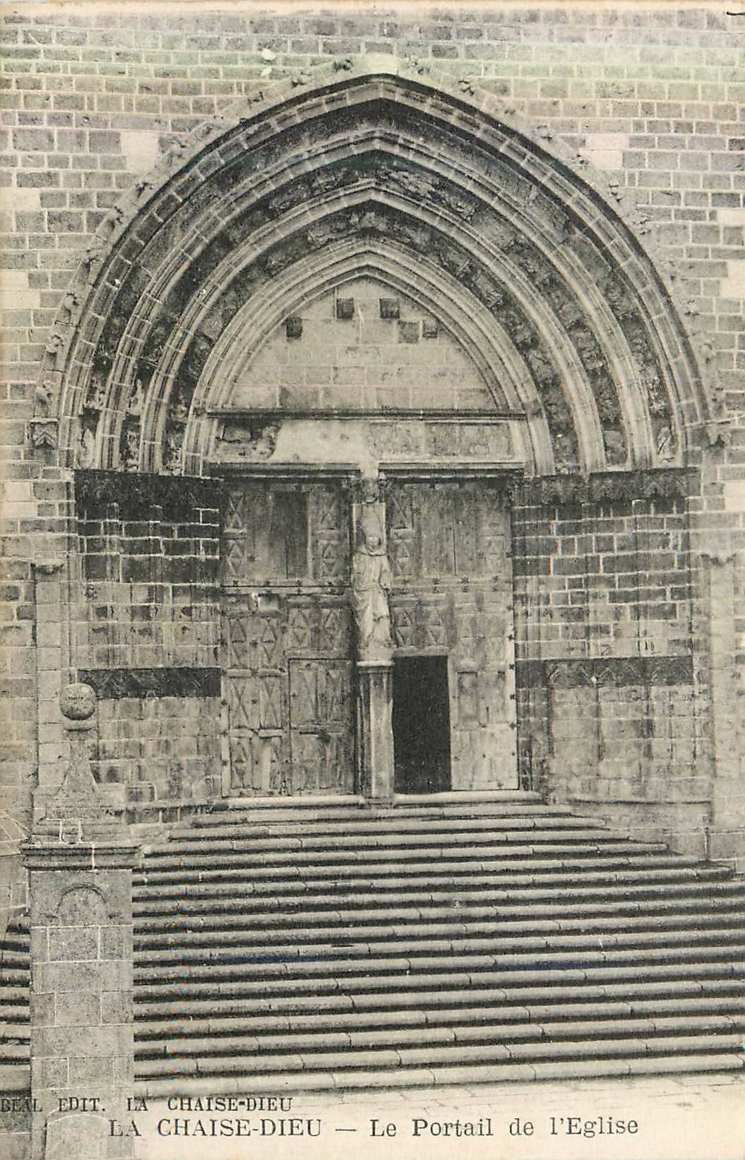 CPA La chaise dieu le portail de l eglise