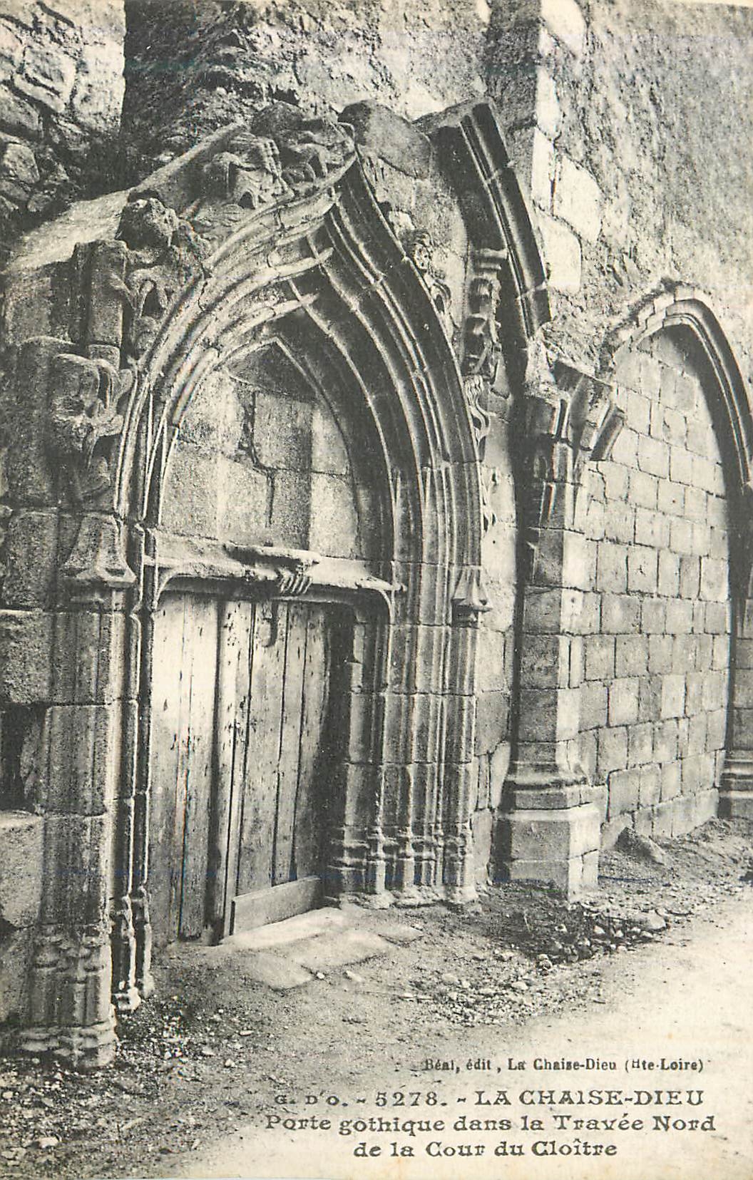 CPA 5278 la chaise dieu porte gothique dans la travee nord de la cour du cloitre