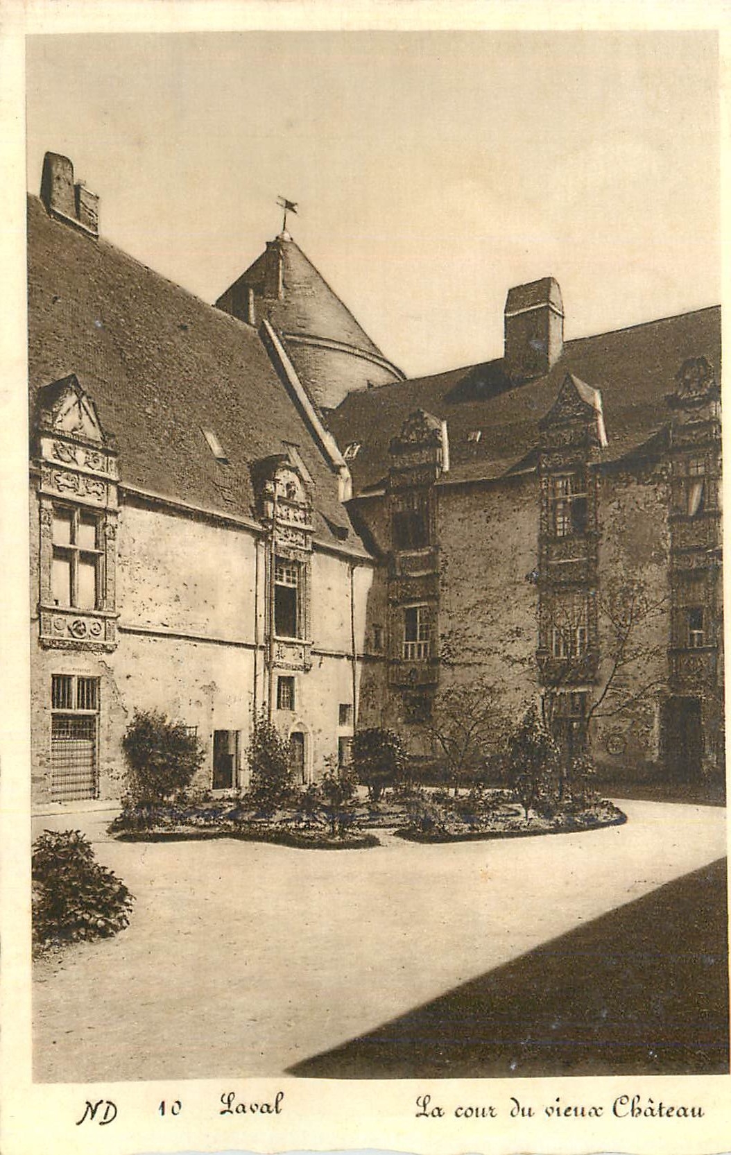 CPA Laval la cour du vieux chateau