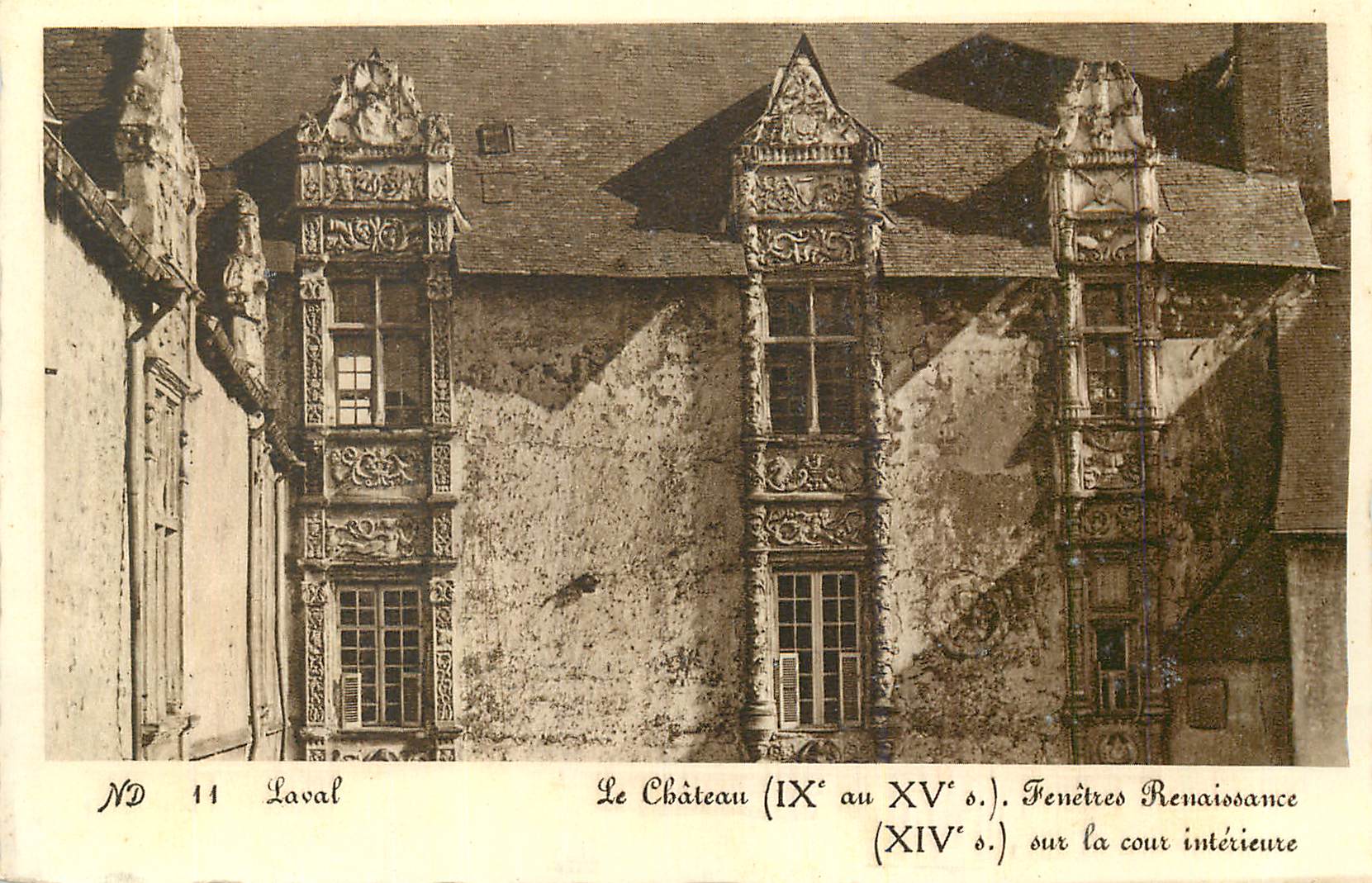 CPA 11 laval le chateau (ix au xv s) fenetres renaissance (xiv s) sur la cour interieure