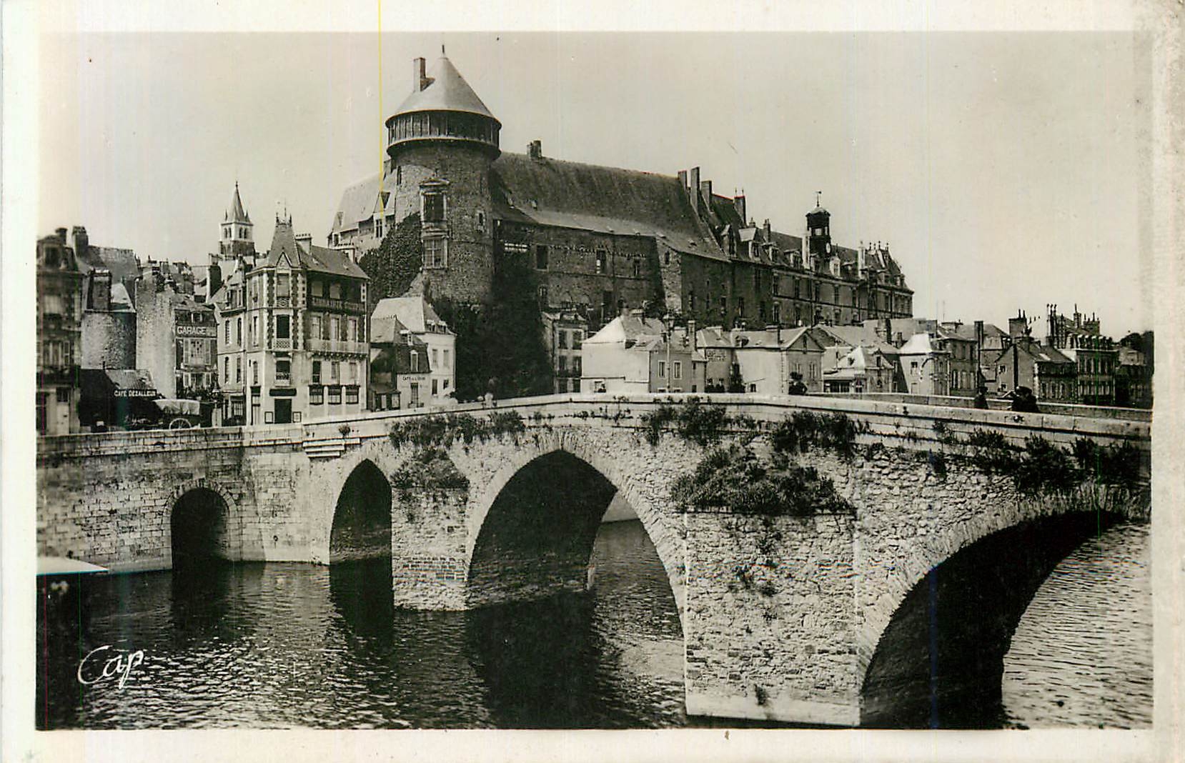 CPA 7 laval le chateau (ix au xv siecle) (ancienne prison departementale) et le pont vieux (xiii siecle)
