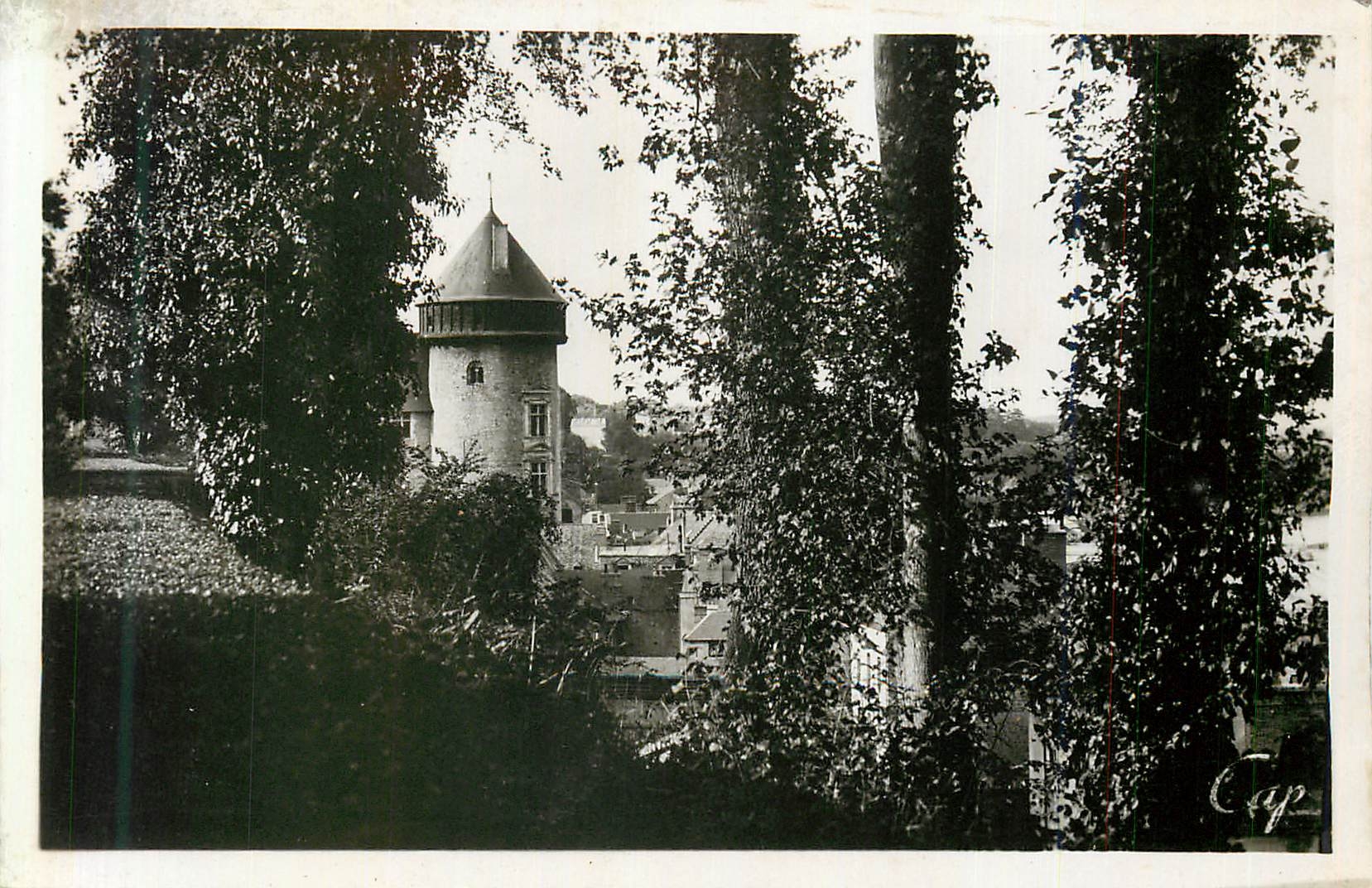 CPA 32 laval vue sur le donjon du chateau prise du jardin de la perrine