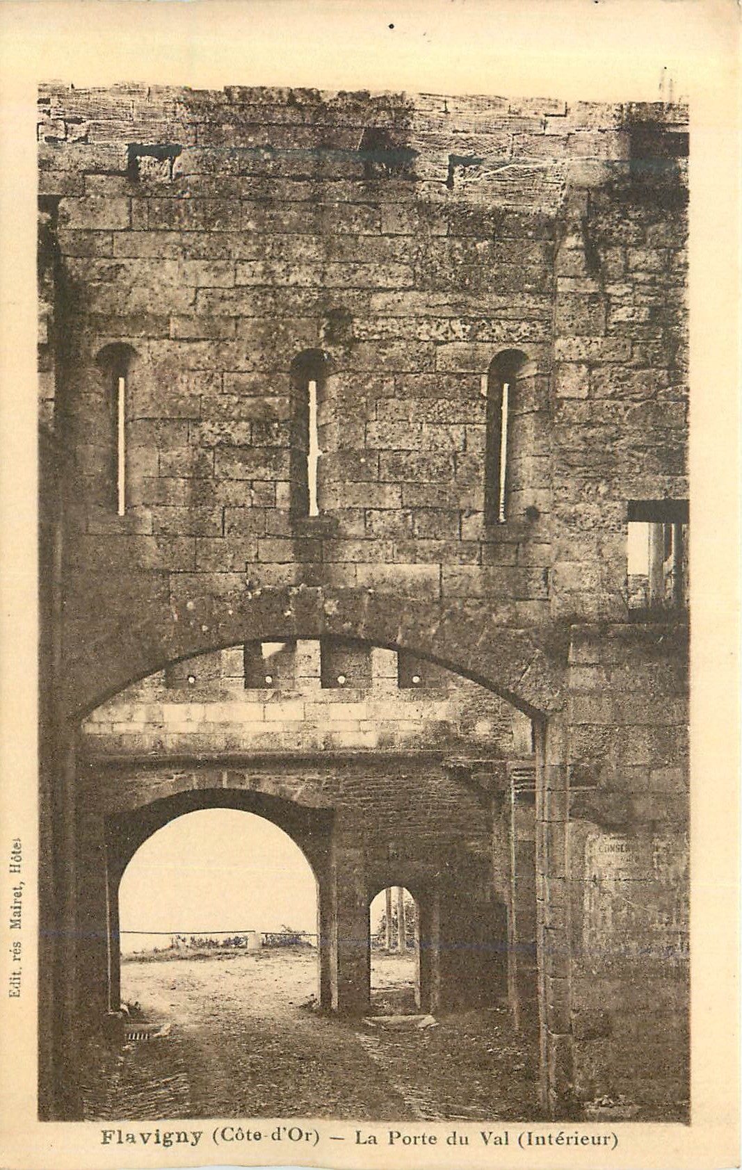 CPA Flavigny (cote d or) la porte du val (interieur)