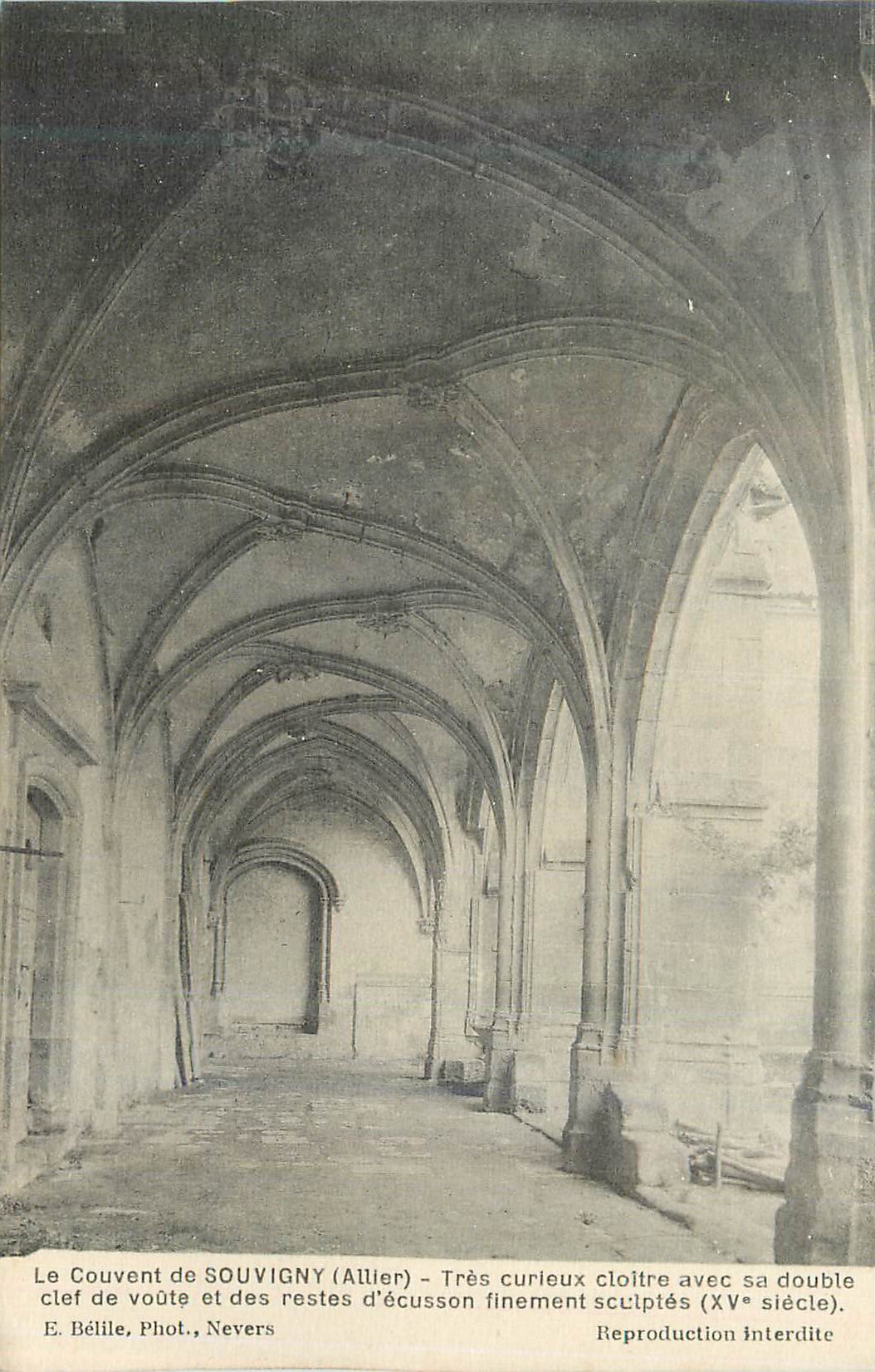 CPA Le couvent de souvigny (allier) tres curieux cloitre avec sa double clef de voute et des restes d ecusson