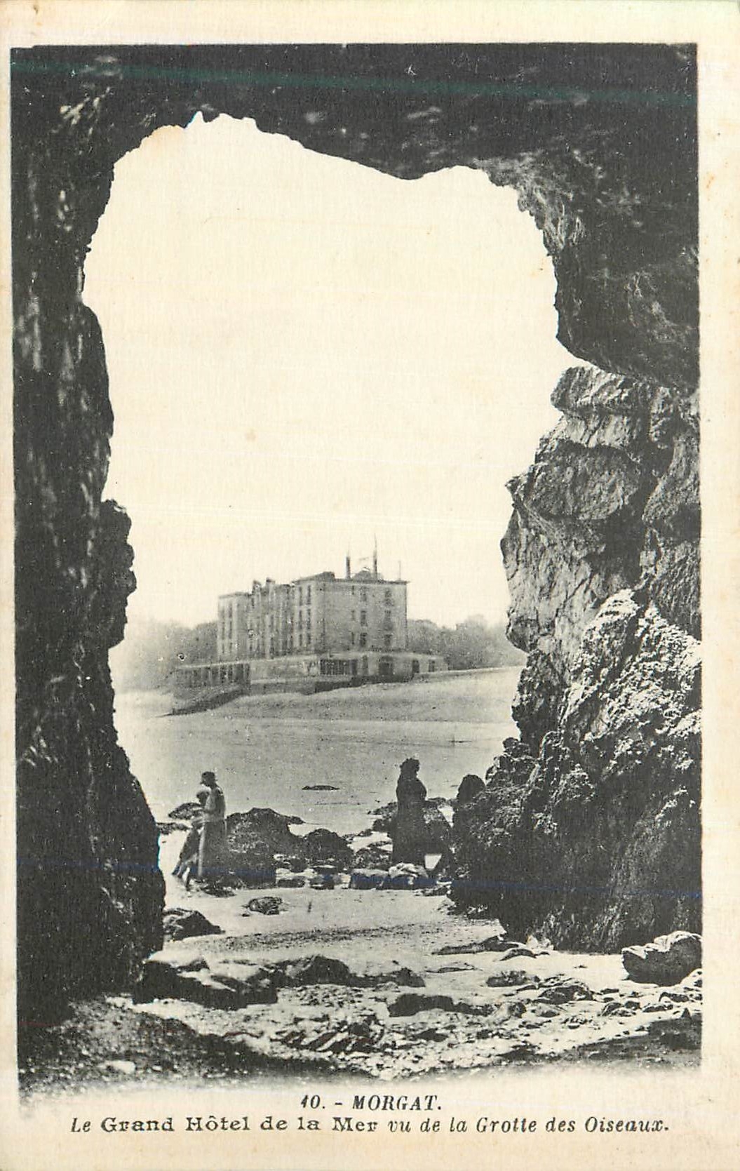 CPA 40 morgat le grand hotel de la mer vu de la grotte des oiseaux