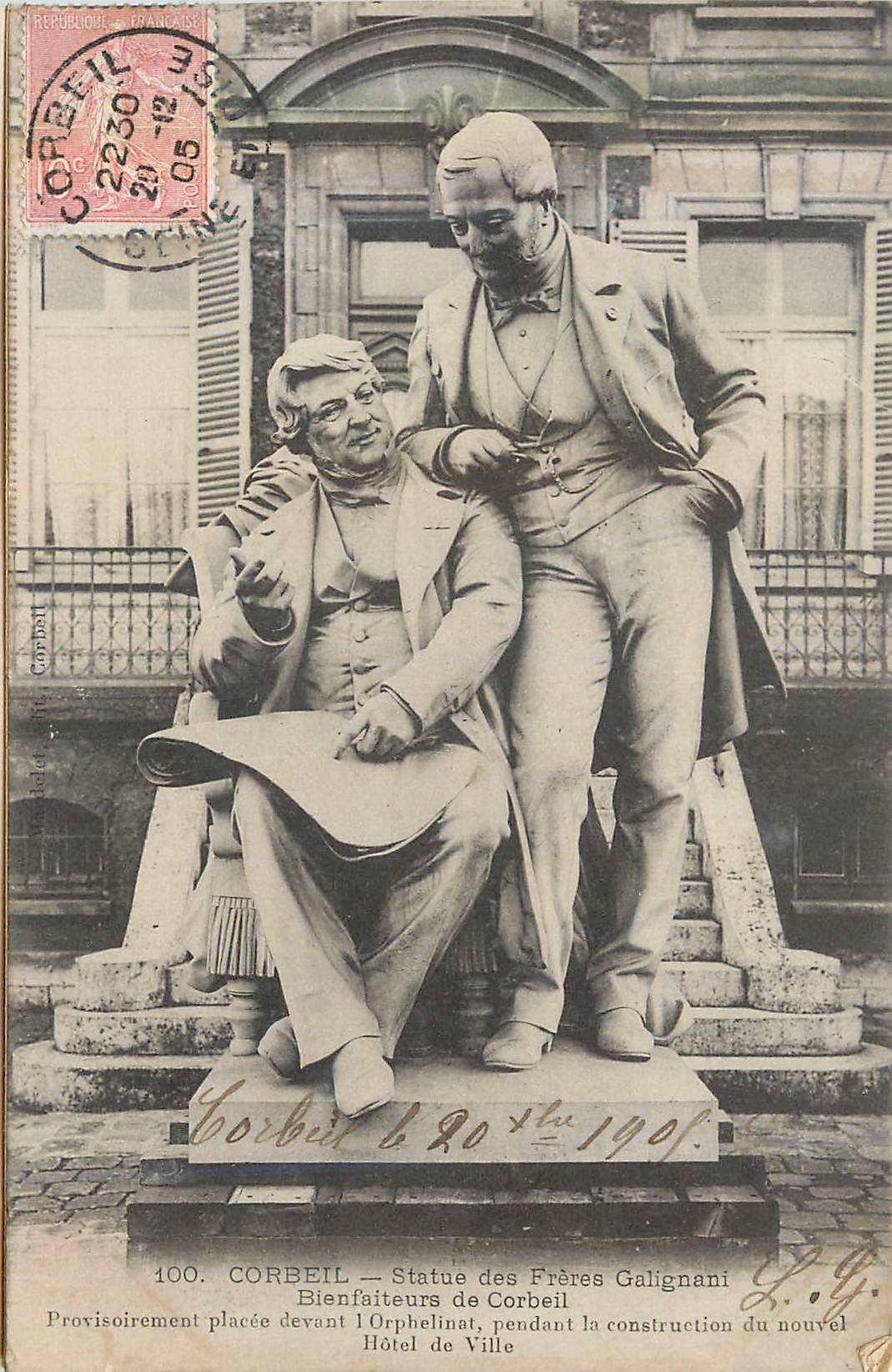 CPA 100 corbeil statue des freres galignani bienfaiteurs de corbeil