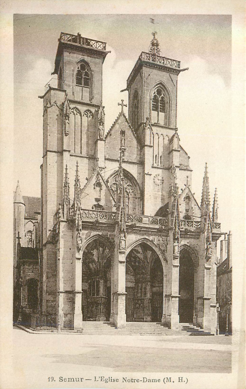 CPA 19 semur l eglise notre dame (m h)