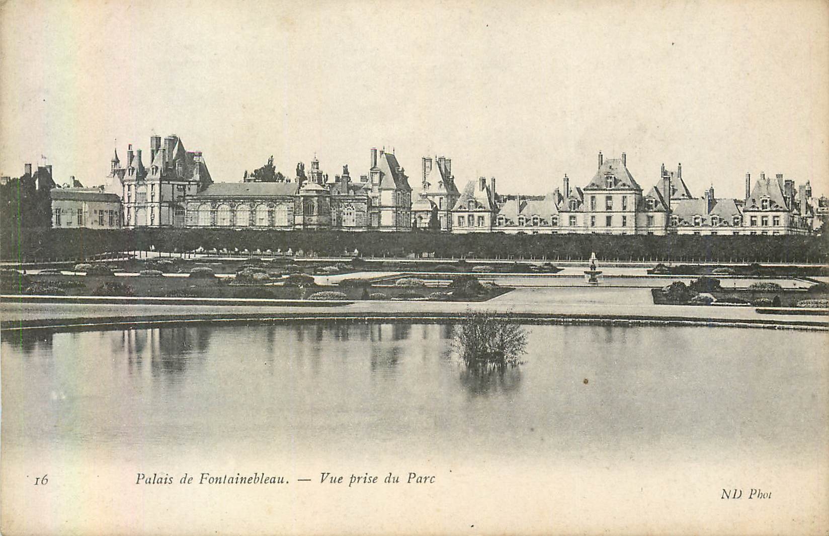 Palazzo di Fontainebleau — Vista presa dal Parco — ND Phot