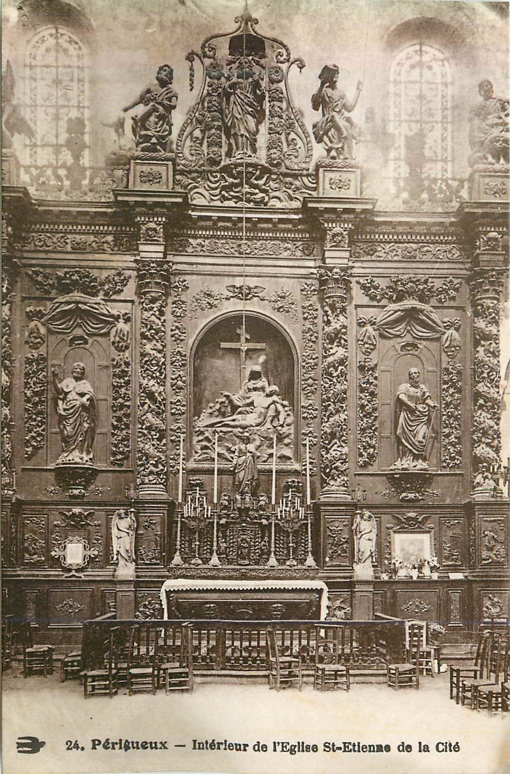 CPA 24 perigueux interieur de l eglise st etienne de la cite