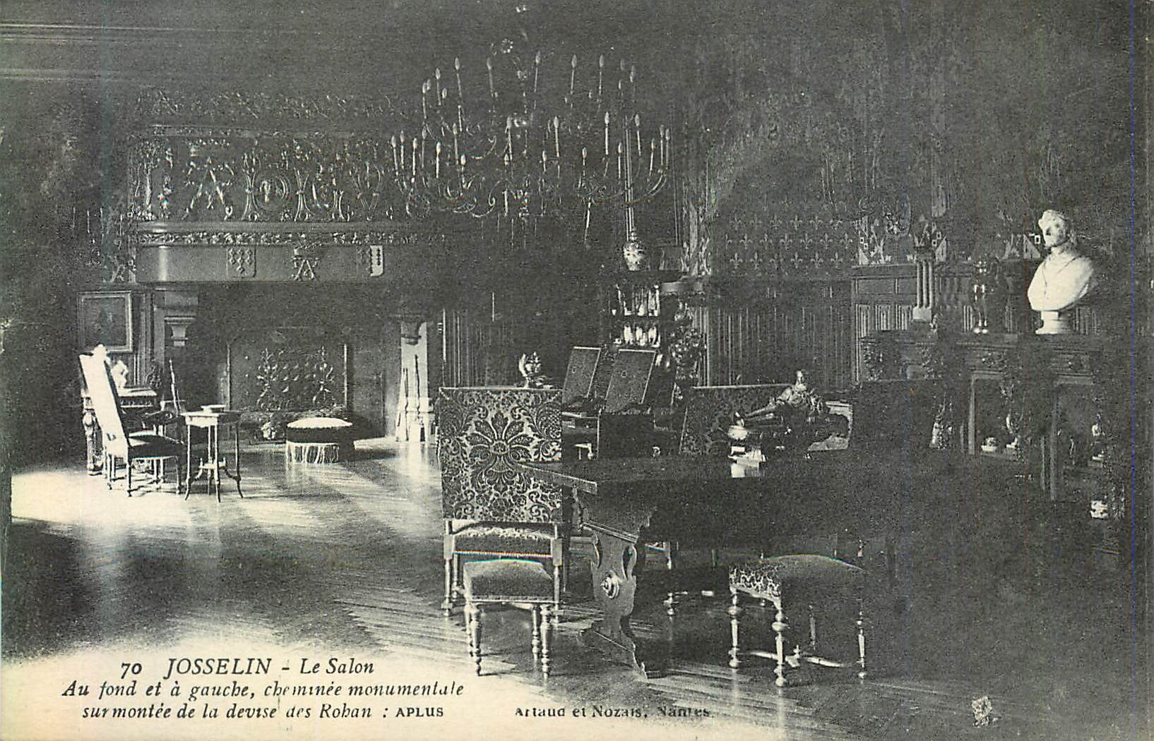 Josselin - Le Salon - Cheminée monumentale des Roban