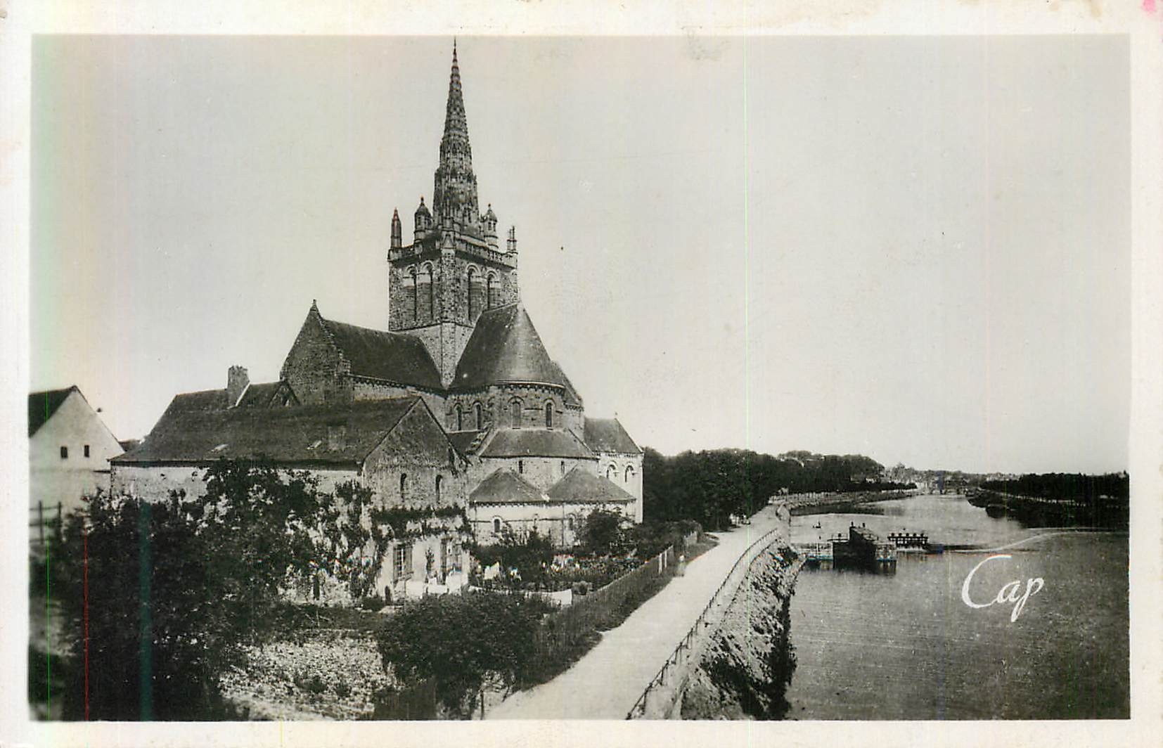 L'Église d'Avesnières et la Mayenne — (41) — éditeur L'Église d'Avesnières et la Mayenne — série 48 LAVAL