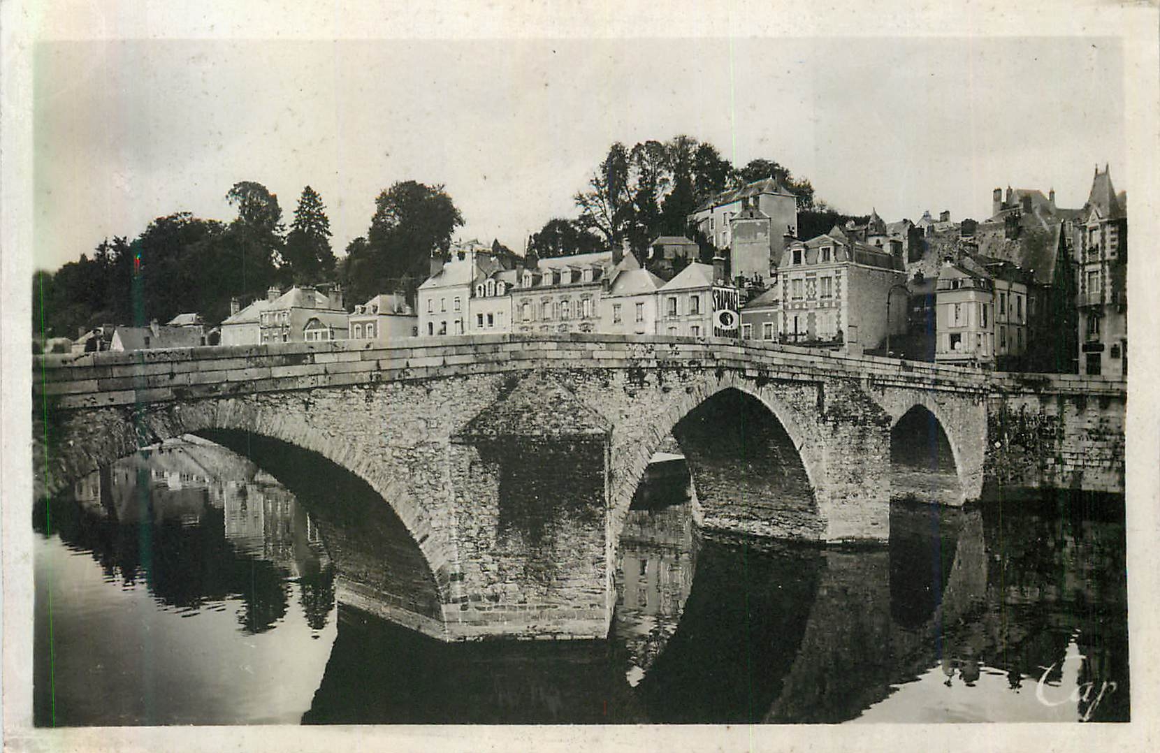 Laval — Le Vieux Pont (XIIIe s.) — « REAL-PHOTO » C.A.P. - PARIS