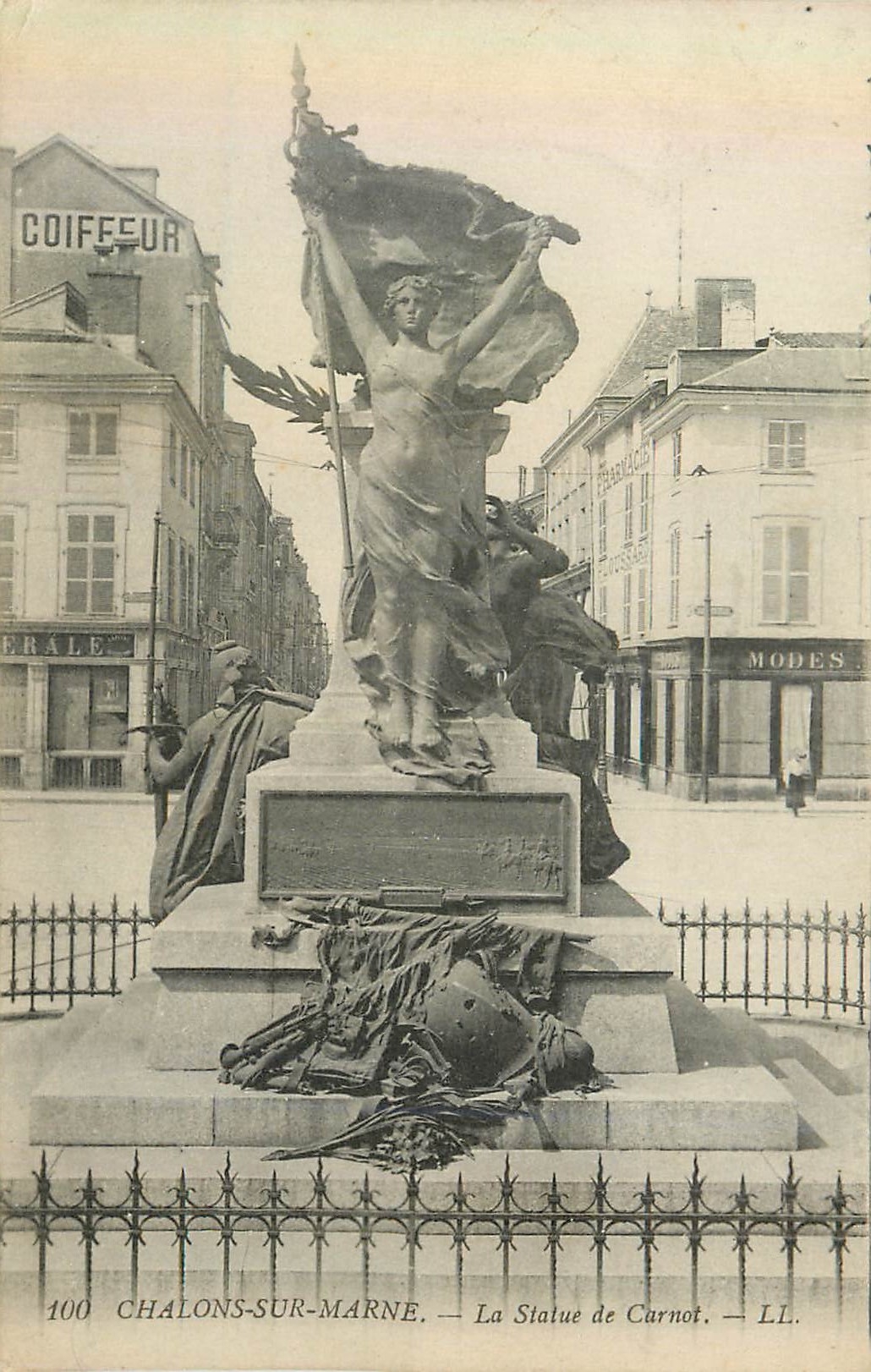 CPA 100 chalons sur marne la statue de carnot Coiffeur