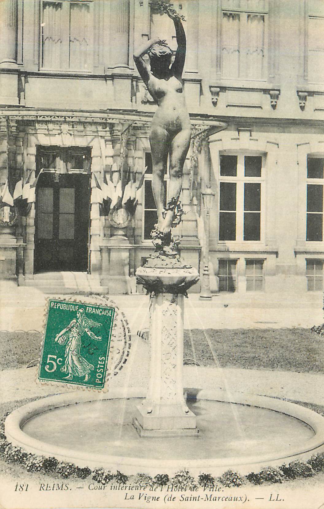 Reims — Cour intérieure de l'Hôtel de Ville. La Vigne (de Saint-Marceaux) — LL.