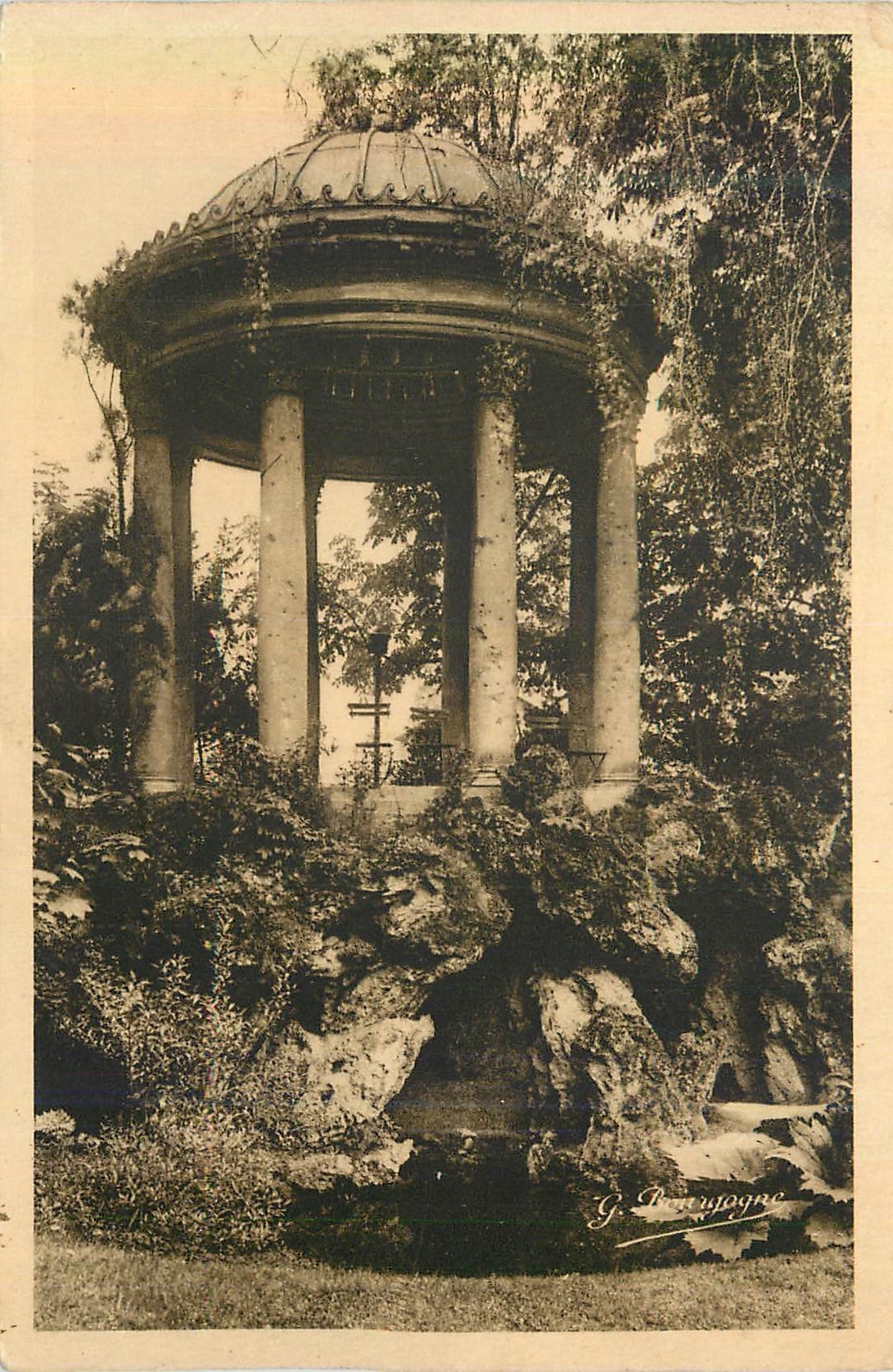 Jardin de l'Hôtel de Ville, la Rotonde et les Rochers — Epernay (Marne) — Bourzogue Frères, éditeurs