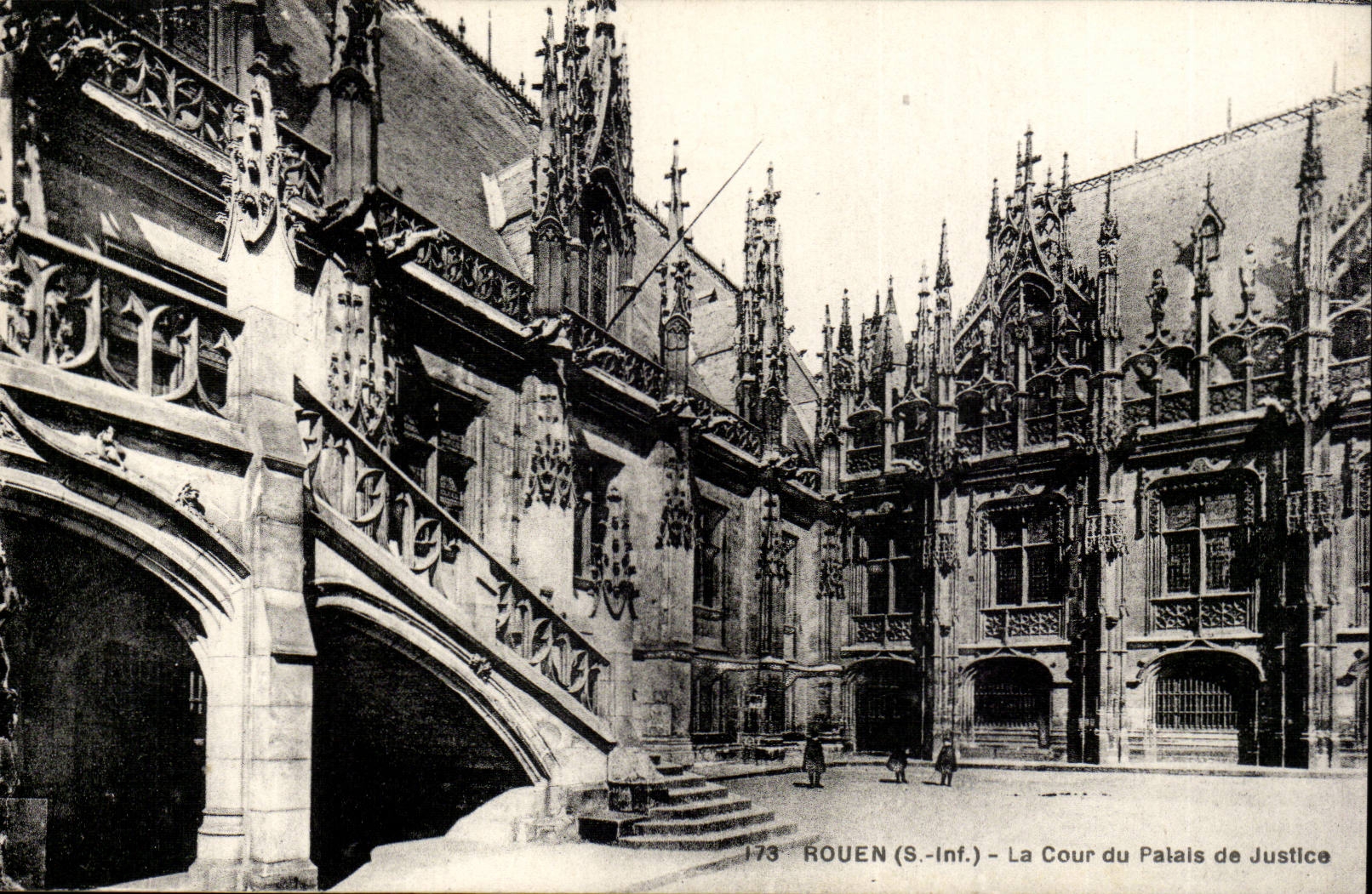Rouen CPA La cour du palais de justice