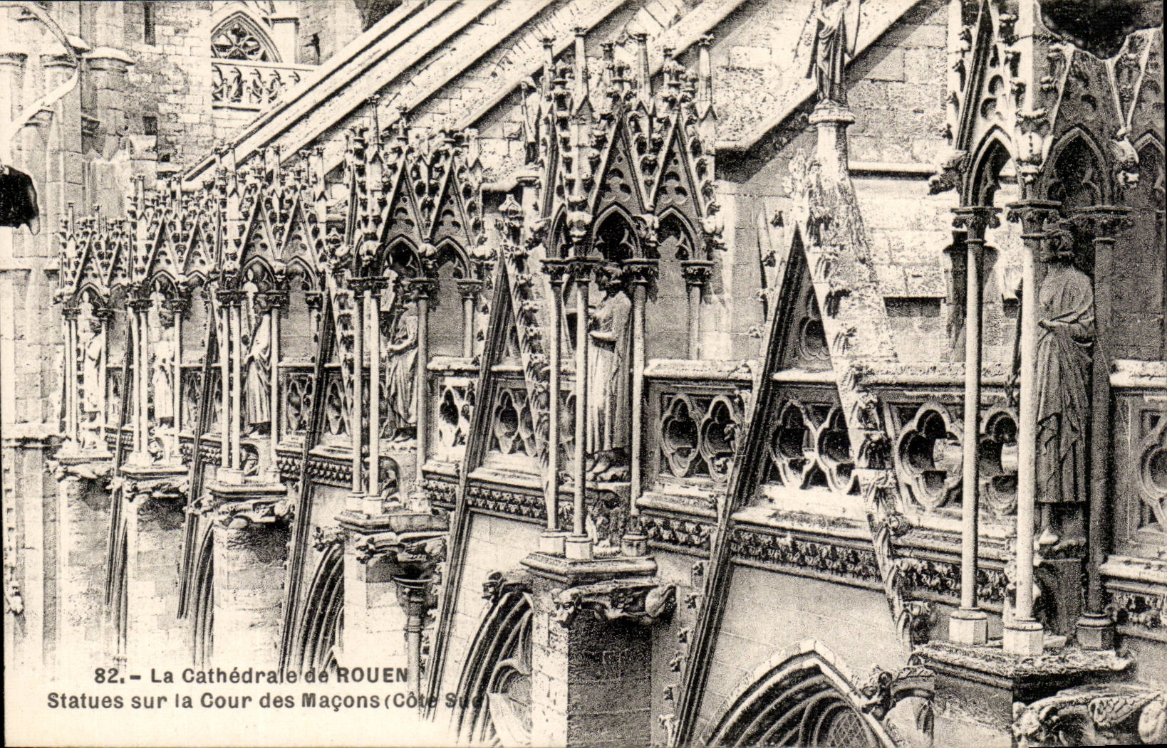 CPA Cathedrale de Rouen Statues sur la cour des Macons