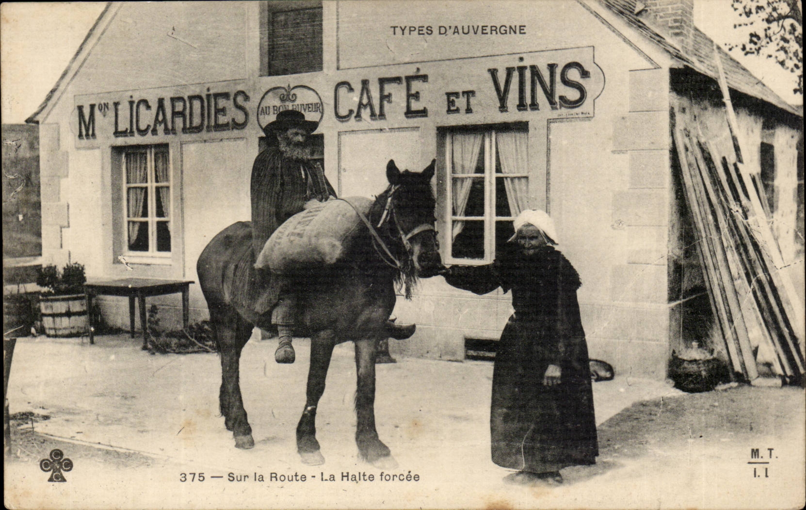 CPA Cantal Sur la route la halte forcee (paysans cheval Maison Licardies Auvergne)