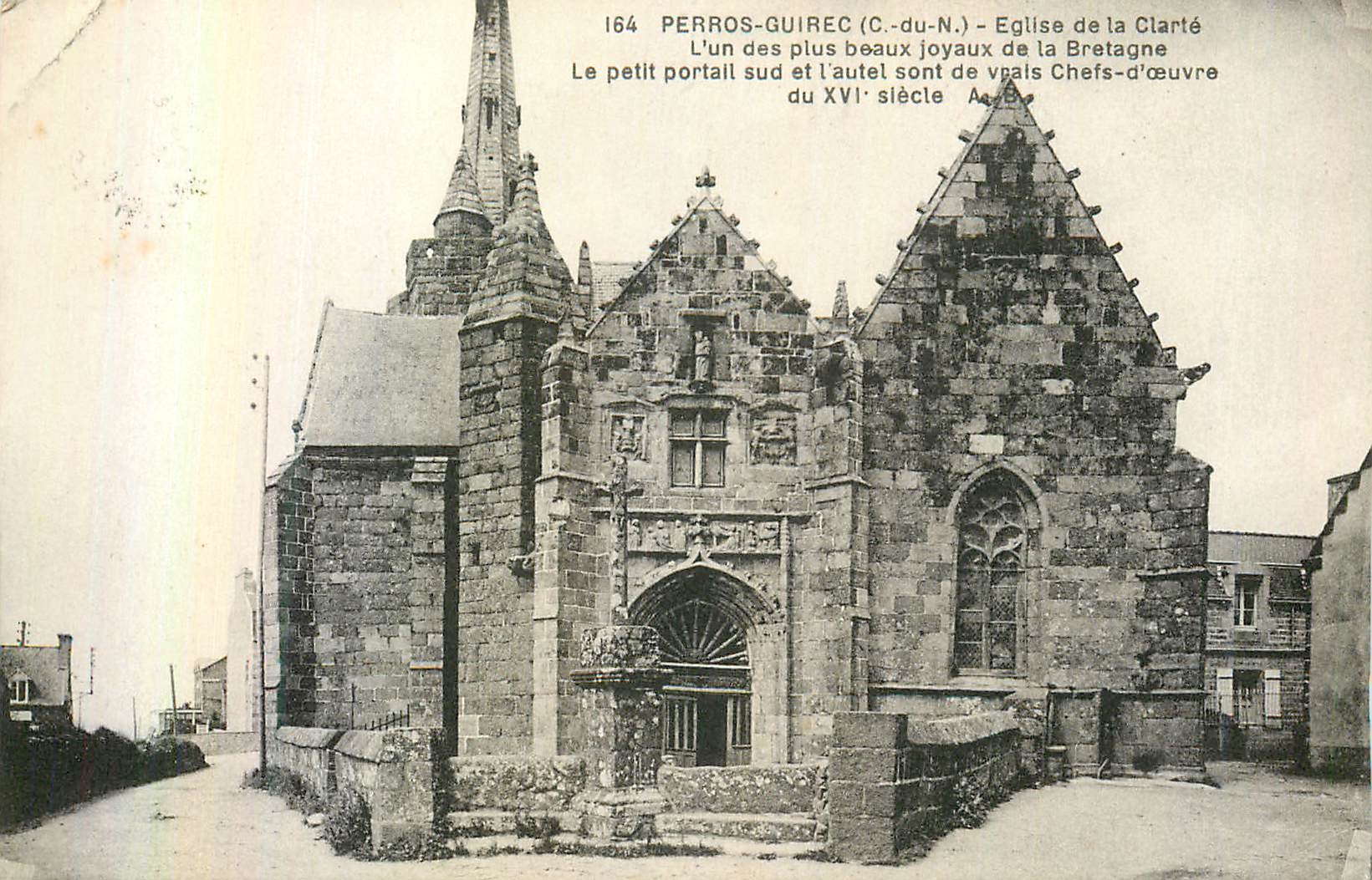 Perros-Guirec (C.-du-N.) — Kirche der Clarté — Kleiner südlicher Portal und Altar des 16. Jahrhunderts
