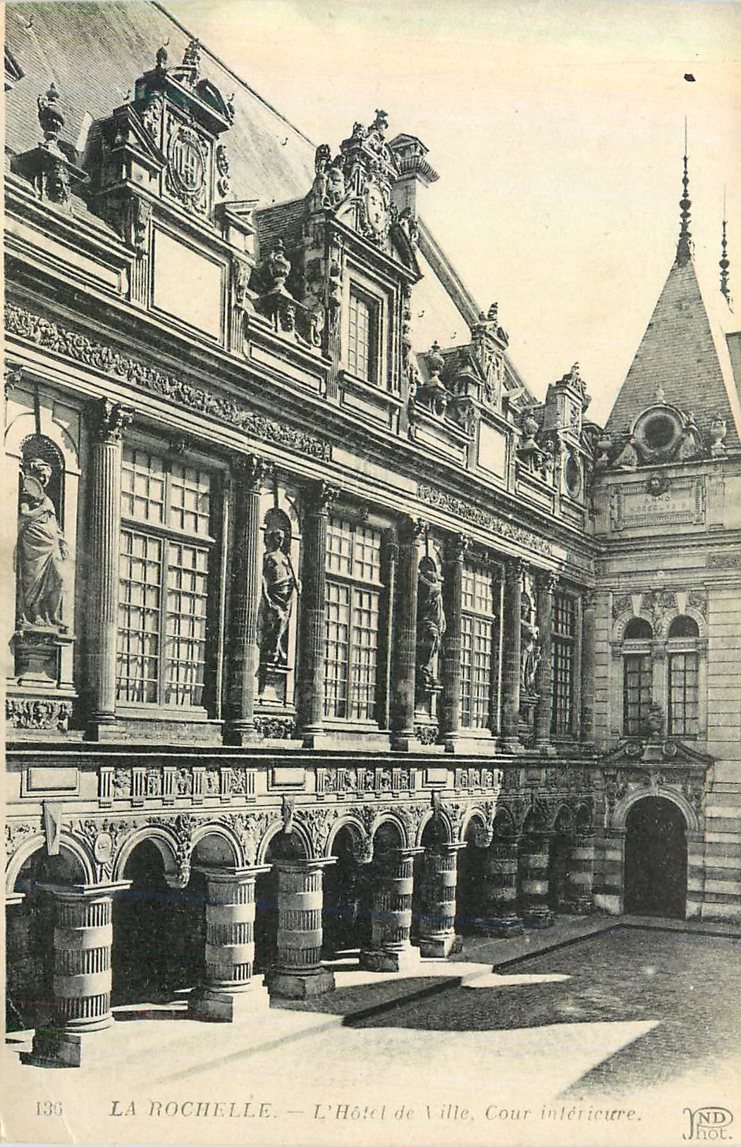 CPA La Rochelle L'Hotel de Ville Cour Interieure