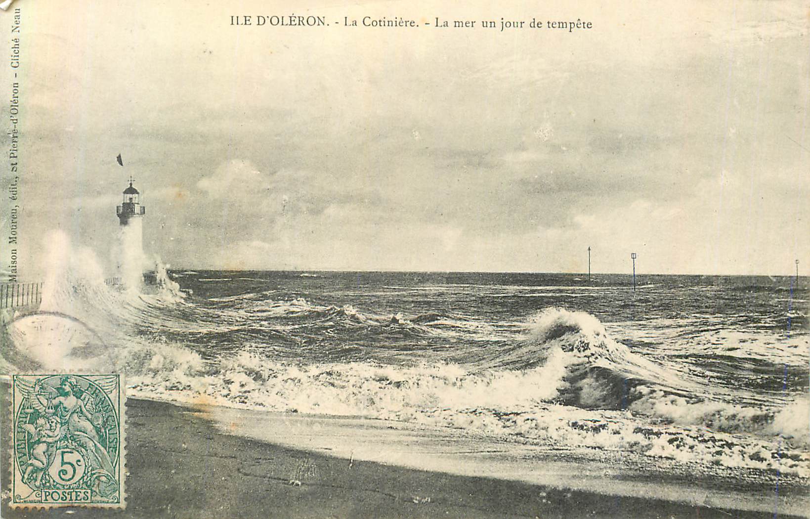 CPA Ile d'Oleron La Cotiniere La Mer un Jour de Tempete Phare