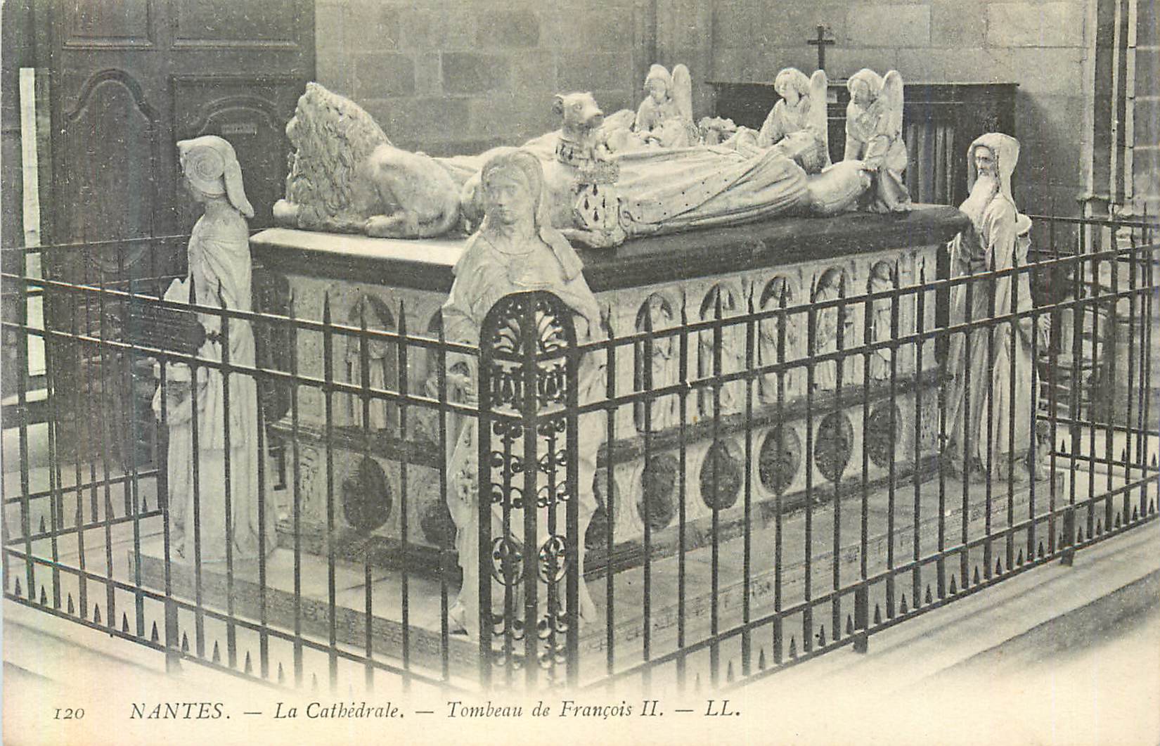 CPA Nantes La Cathedrale Tombeau de Francois II Lion