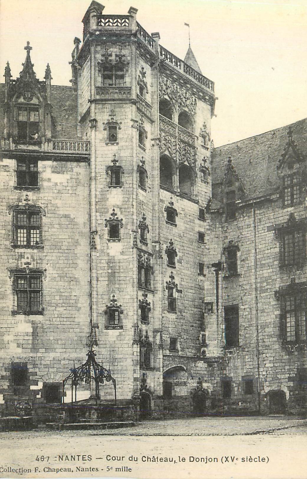 CPA Nantes Cour du Chateau Le Donjon (XVe Siecle)
