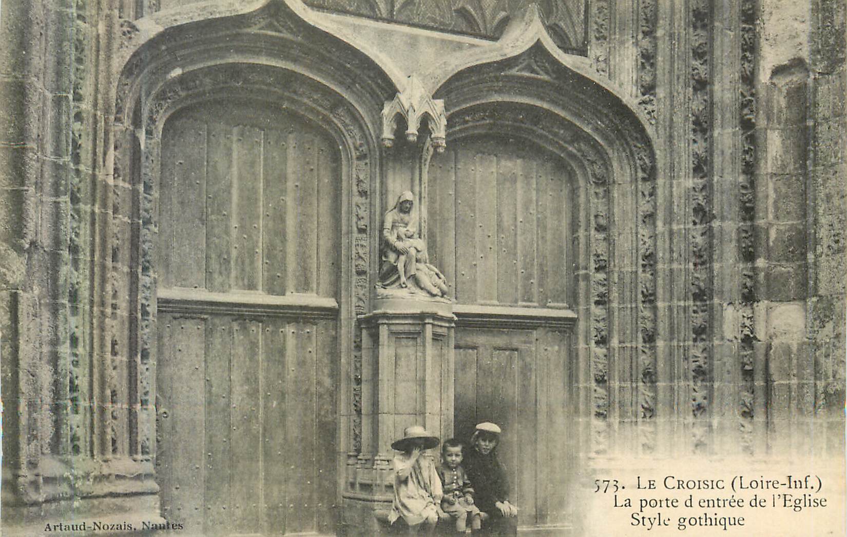 CPA Le Croisic (Loire Inf) La Porte d'Entree de l'Eglise Style Gothique Enfants