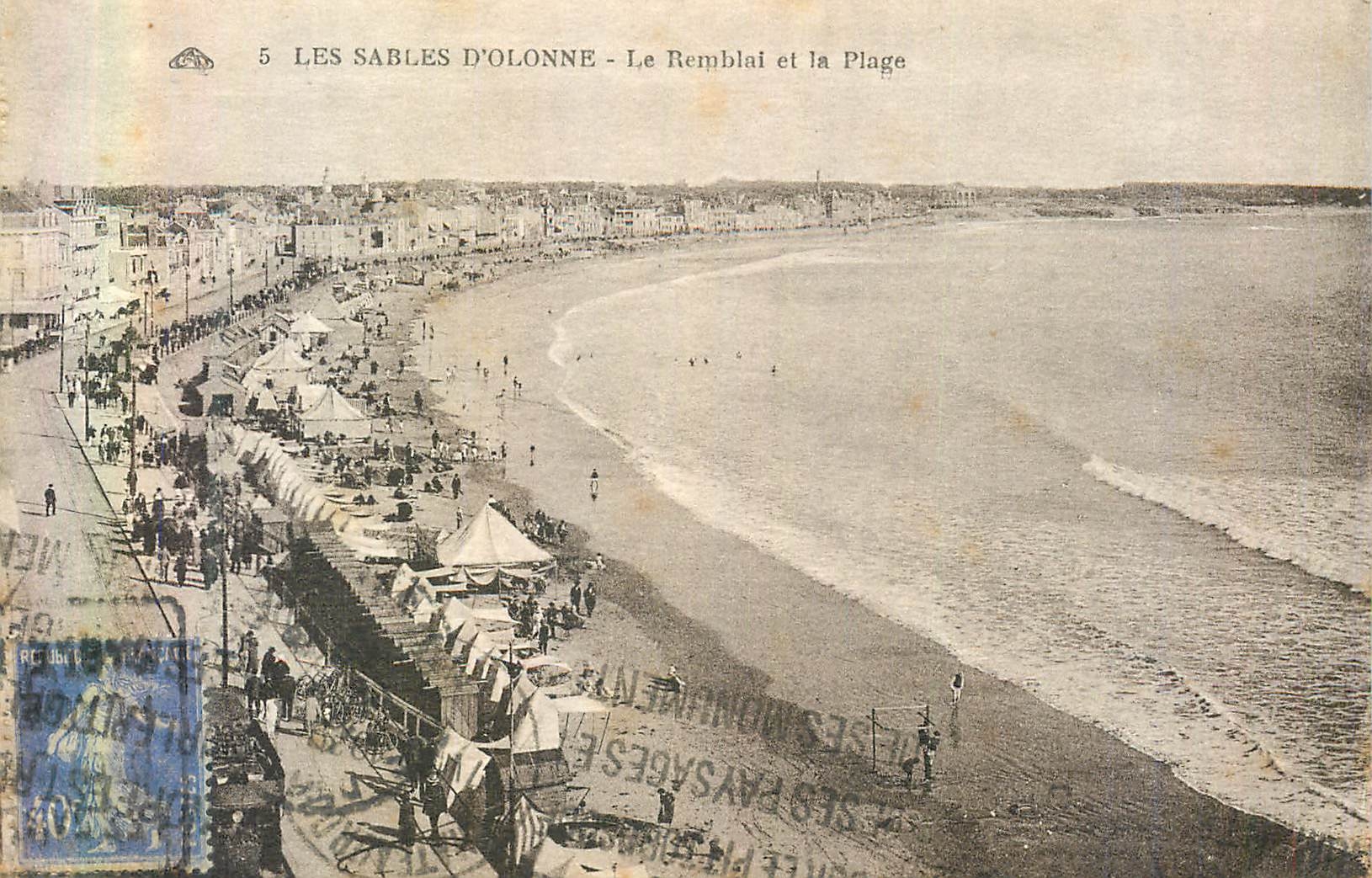 CPA Les Sables d'Olonne Le Remblai et la Plage