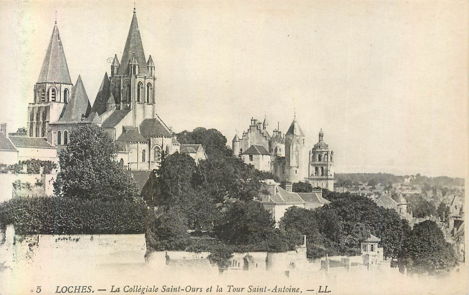 CPA Loches La Collegiale Saint Ours et la Tour Saint Antoine