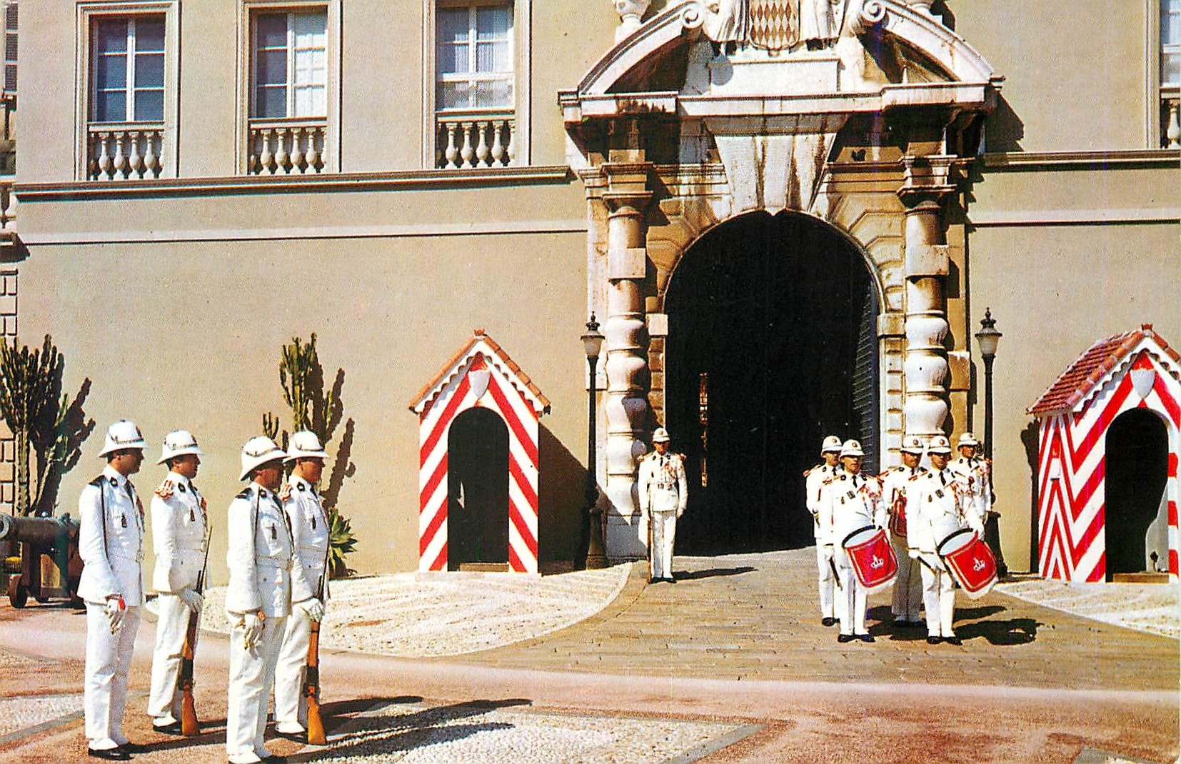 CPM Principaute de Monaco La Releve de la Garde du Palais Princier Militaria
