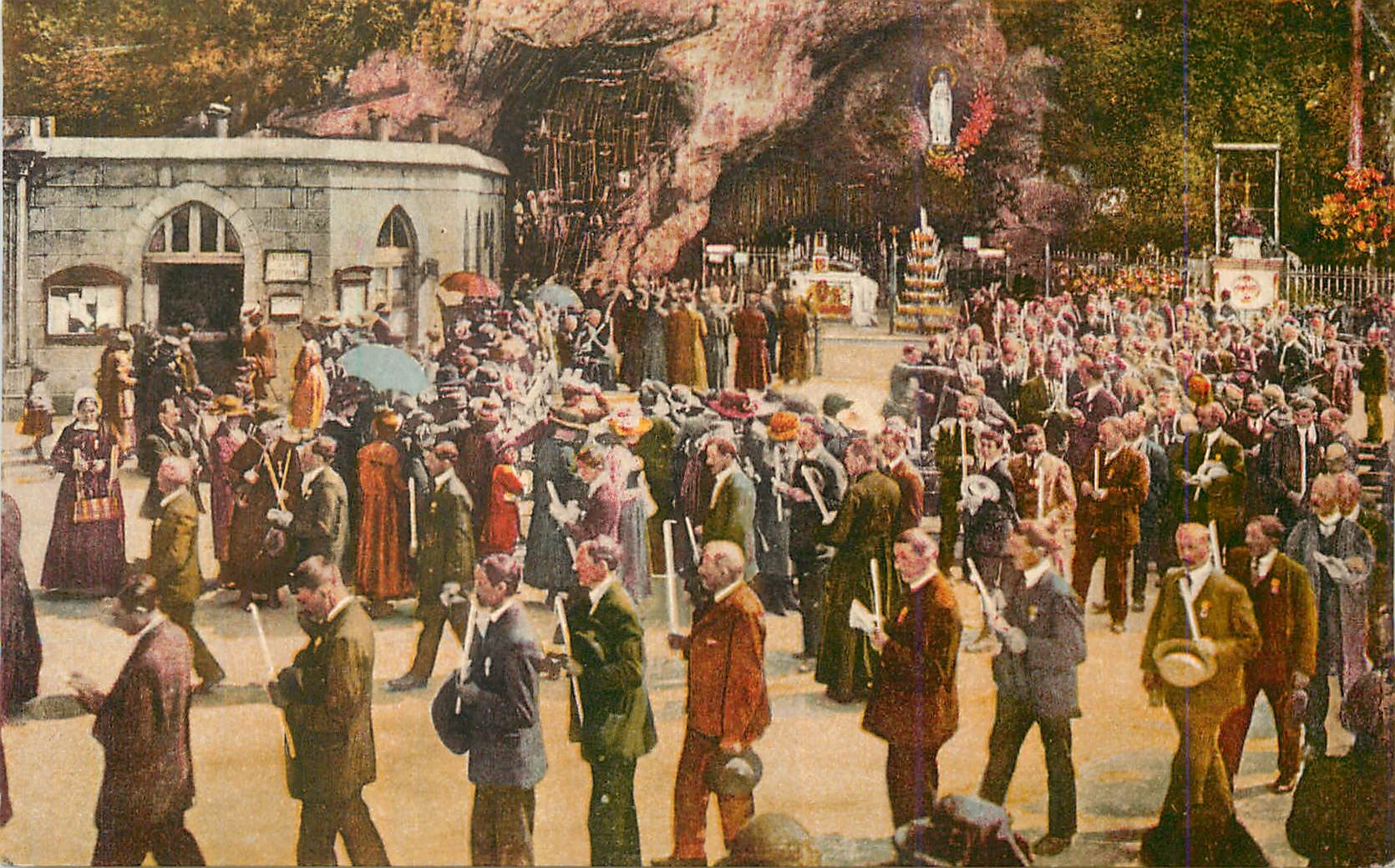 CPA Lourdes La Grotte Depart de la Procession