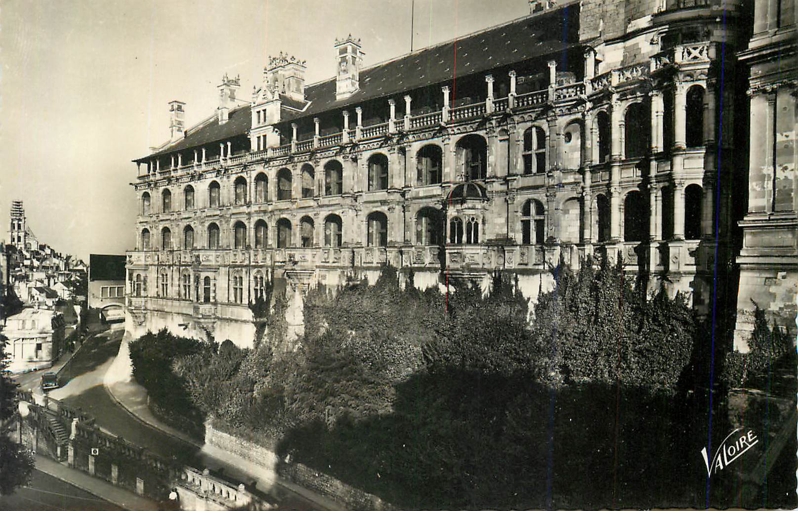 CPM Blois (Loir et Cher) Les Merveilles du Val de Loire L'Aile Francois Ier du Chateau Dominant le Square de Victor Hugo