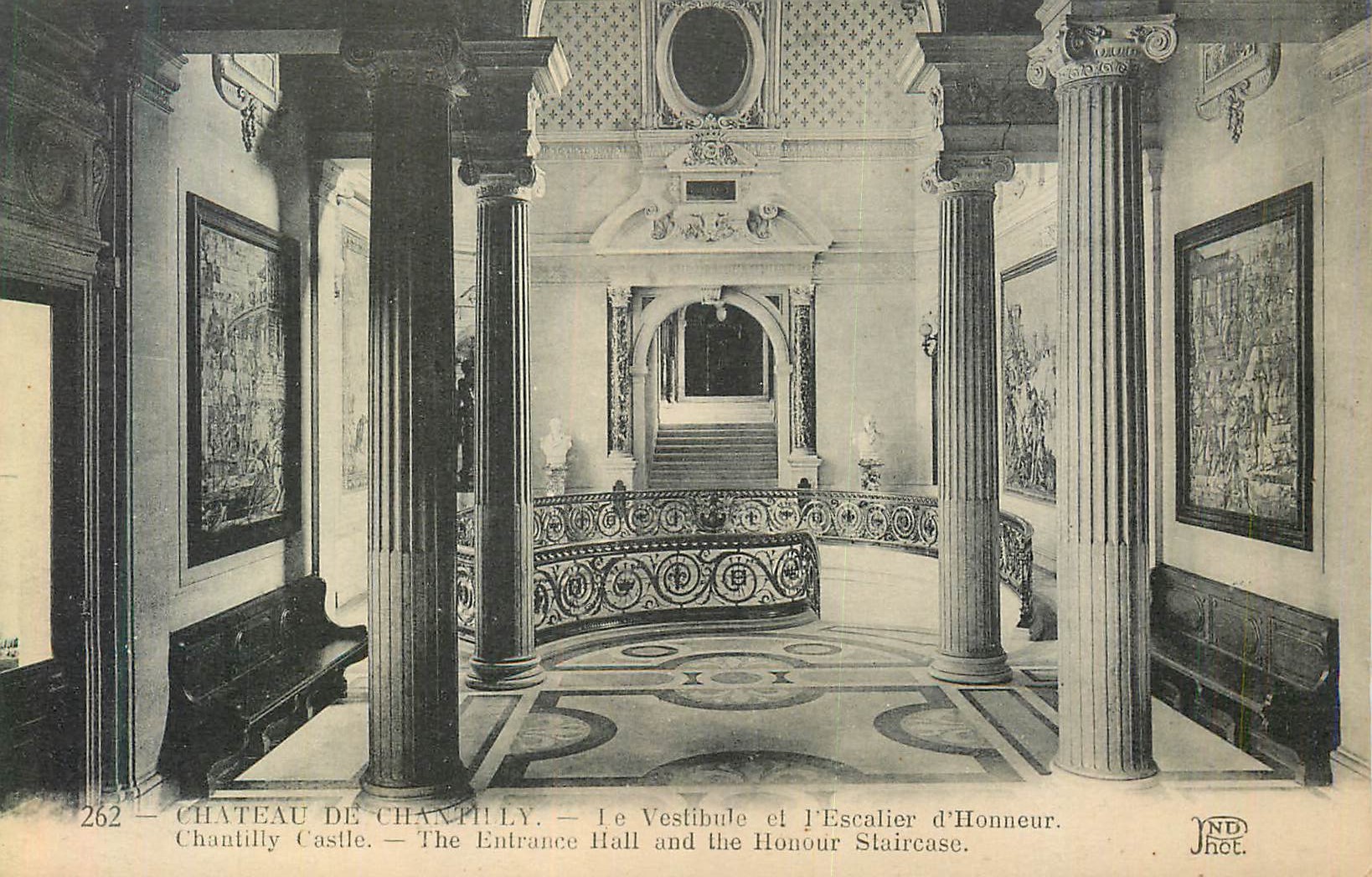 CPA Chateau de Chantilly Le Vestibule et l'Escalier d'Honneur