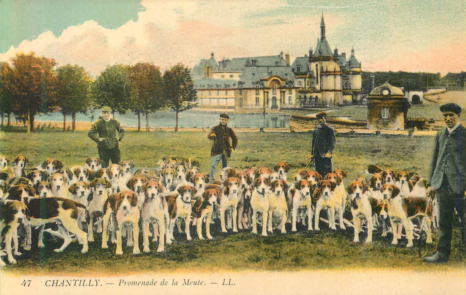 CPA Chantilly Promenade de la Meute Chiens Chasse