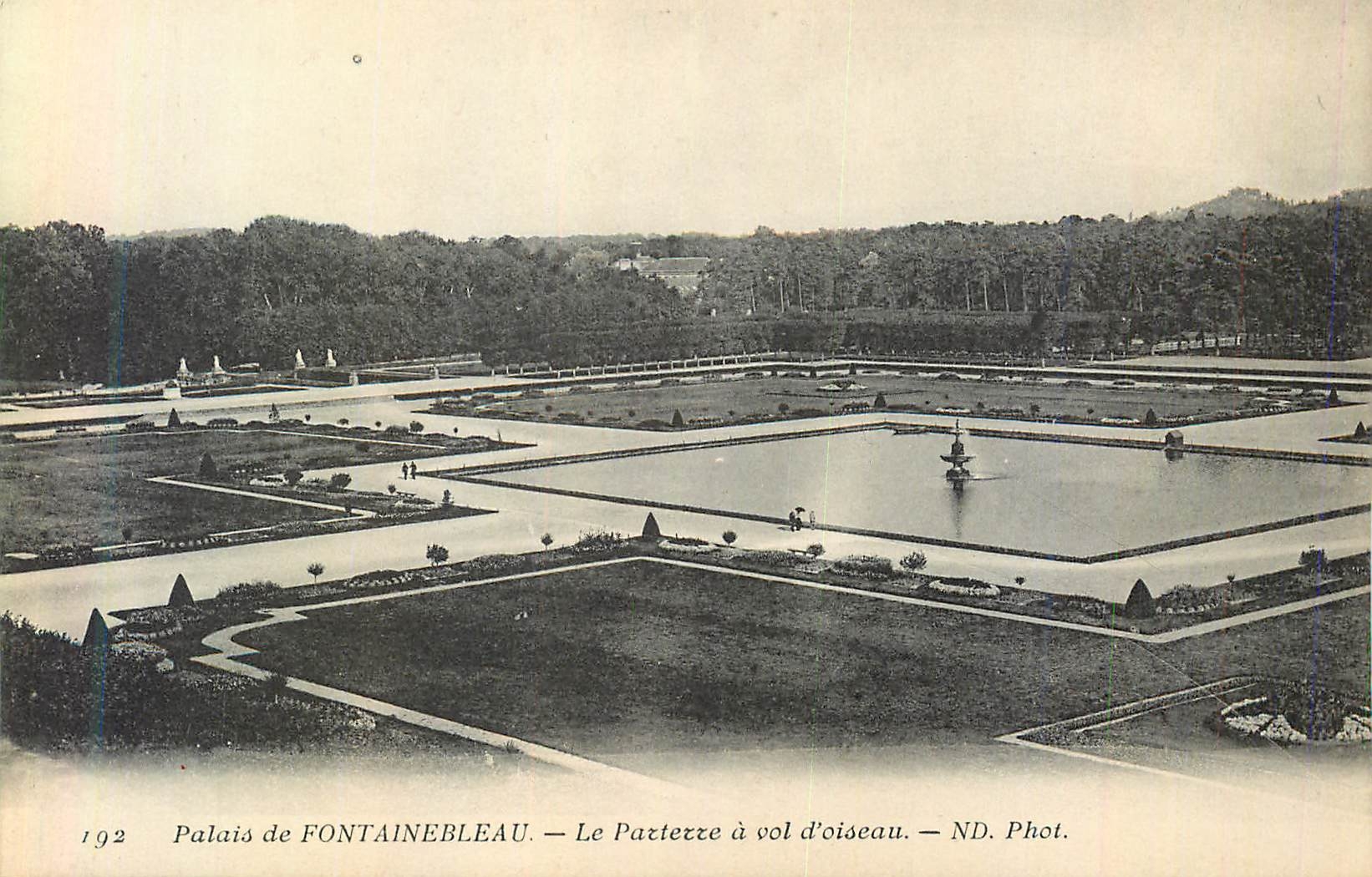 Palais de FONTAINEBLEAU — Le Patterte à vol d'oiseau — ND. Phot.