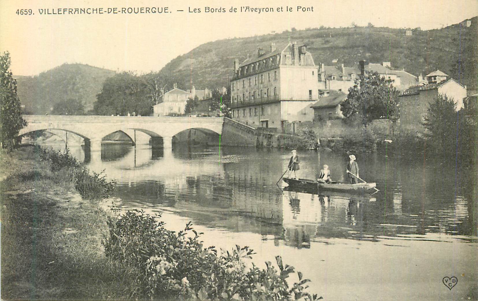 CPA Villefranche de Rouergue Les Bords de l'Aveyron et le Pont Bateau Barque