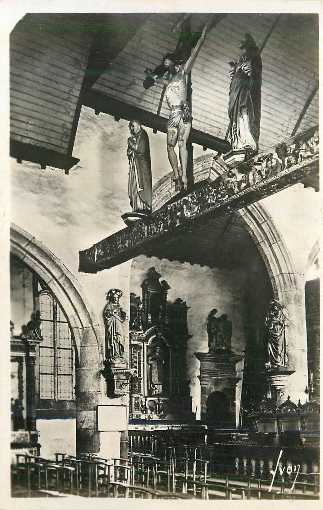 CPM Lampaul (Finistere) La Grande Poutre Sculptee XVIIe Siecle Le Crucifix entre les Statues de la Vierge et de Saint Je