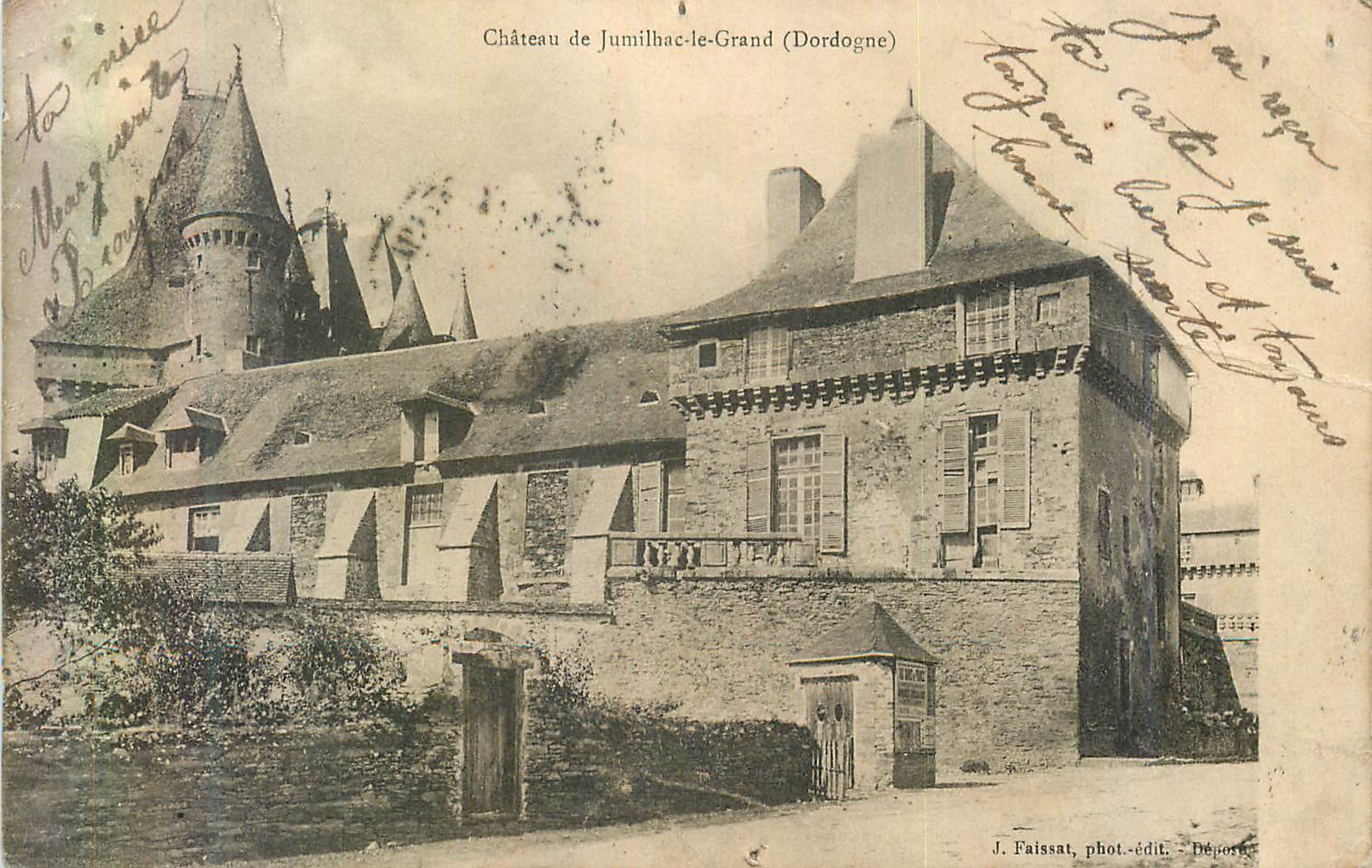 Château de Jumilhac-le-Grand (Dordogne) — vue du château avec tours et toits en tuiles — J. Faisssat, phot.-édit. - Déposé