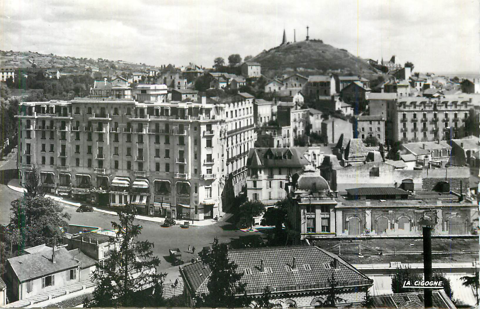 CPM Chatelguyon (P de D) Alt 406 m Station Thermale et Touristique Un Quartier de la Ville domine par le Calvaire