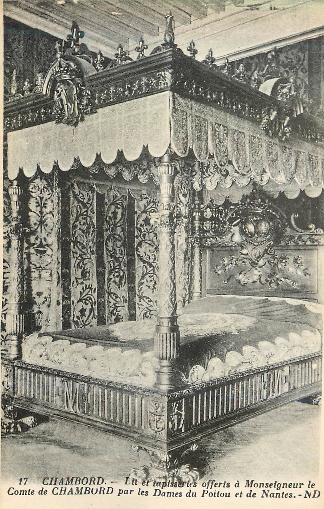 Chambord — Lit et tapisseries offerts à Monseigneur le Comte de Chambord par les Dames du Poitou et de Nantes — ND