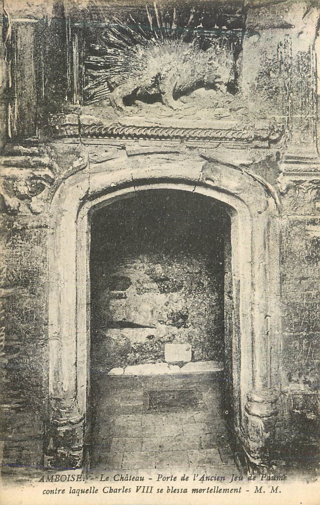 CPA Amboise Le Chateau Porte de l'Ancien Jeu de Paume Contre Laquelle Charles VIII se Blessa Mortellement