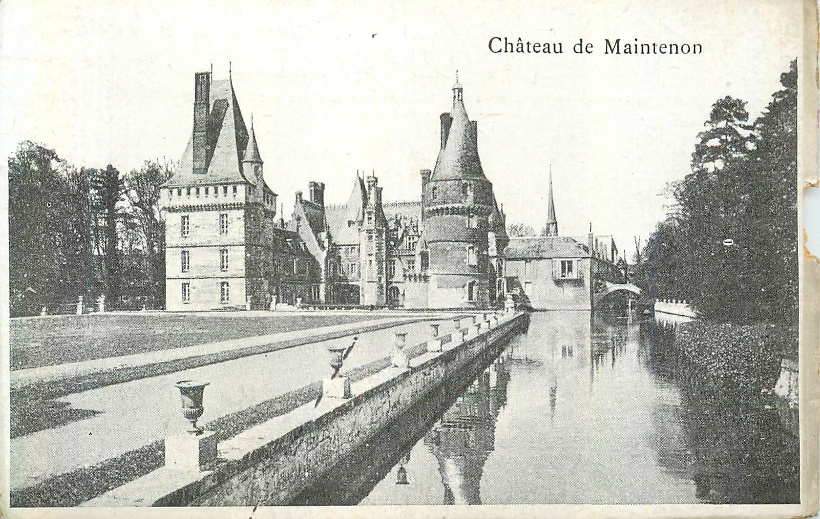 Château de Maintenon — vue du château et de son canal — éditeur non visible