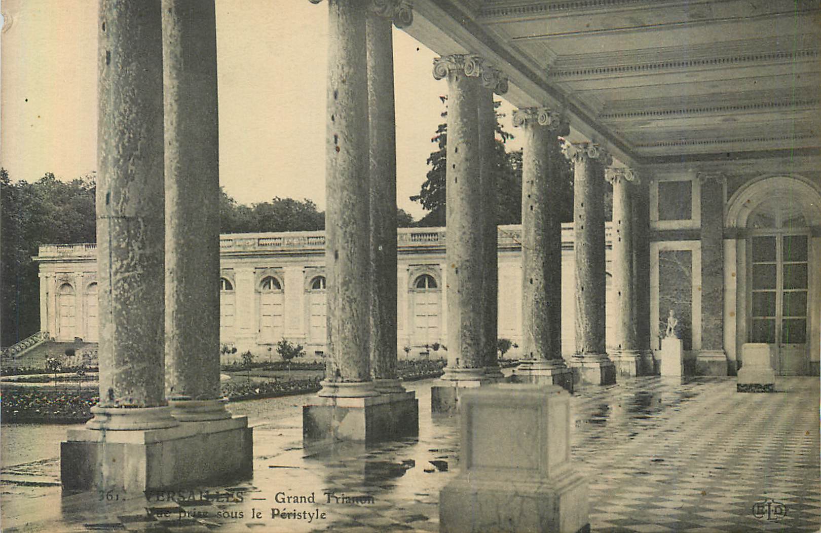 Versailles — Grand Trianon — Vue prise sous le Péristyle