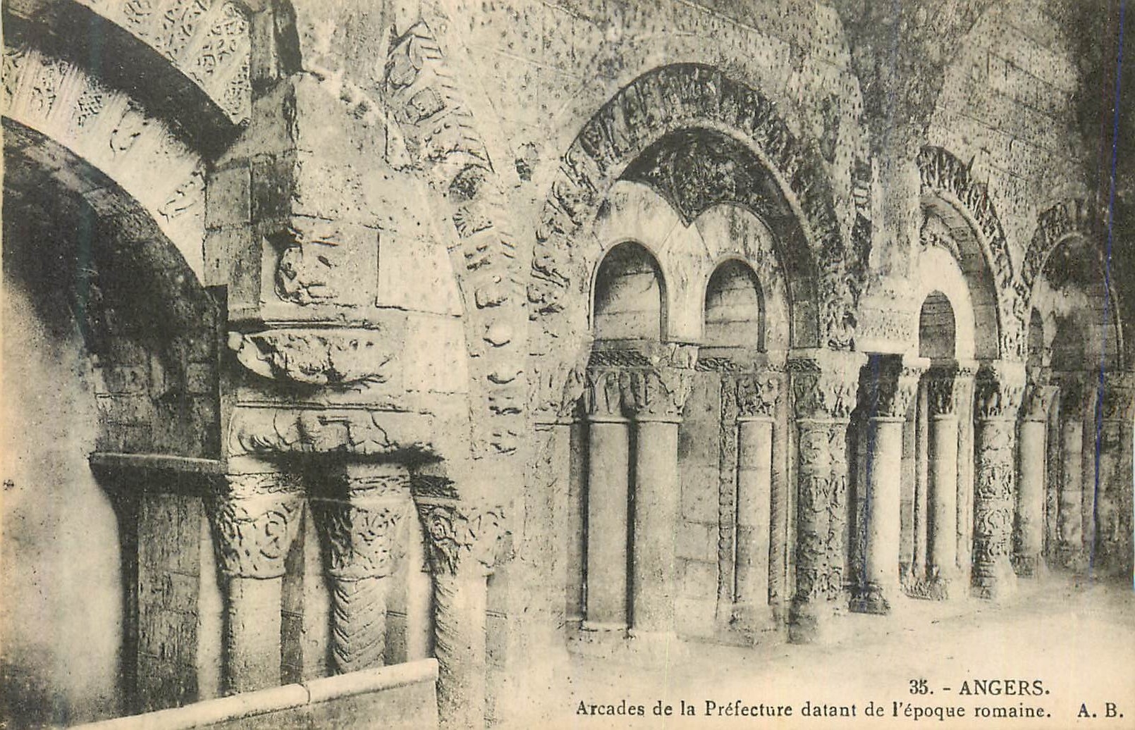 CPA Angers Arcades de la Prefecture datant de l'Epoque Romaine